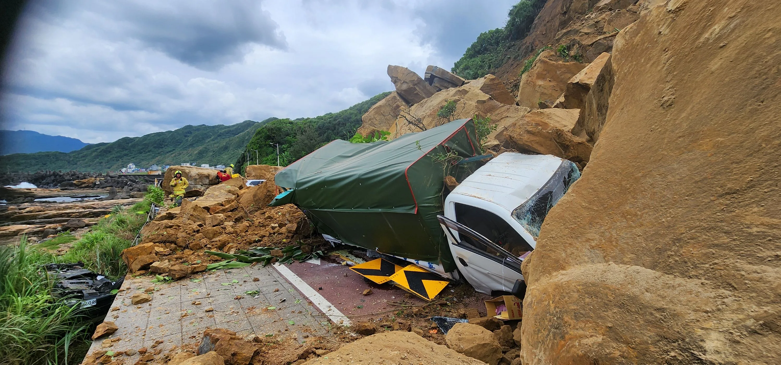 基隆潮境公園發生土石崩塌，一旁的貨車遭到潑及。基隆市消防局提供