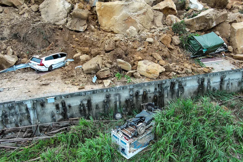 基隆市中正區北寧路潮境公園路口處3日下午發生土石崩落，造成交通雙向阻斷，消防局說，現場目視波及9輛車，2人輕傷送醫，將持續清查現場。中央社