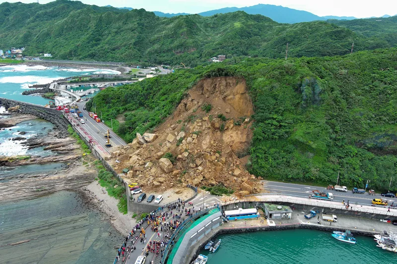 基隆市中正區北寧路潮境公園路口處3日下午發生土石崩落，消防局指出，初判土堆下沒有受困情況，現場7部車輛及2部貨車人員都已自行脫困。中央社