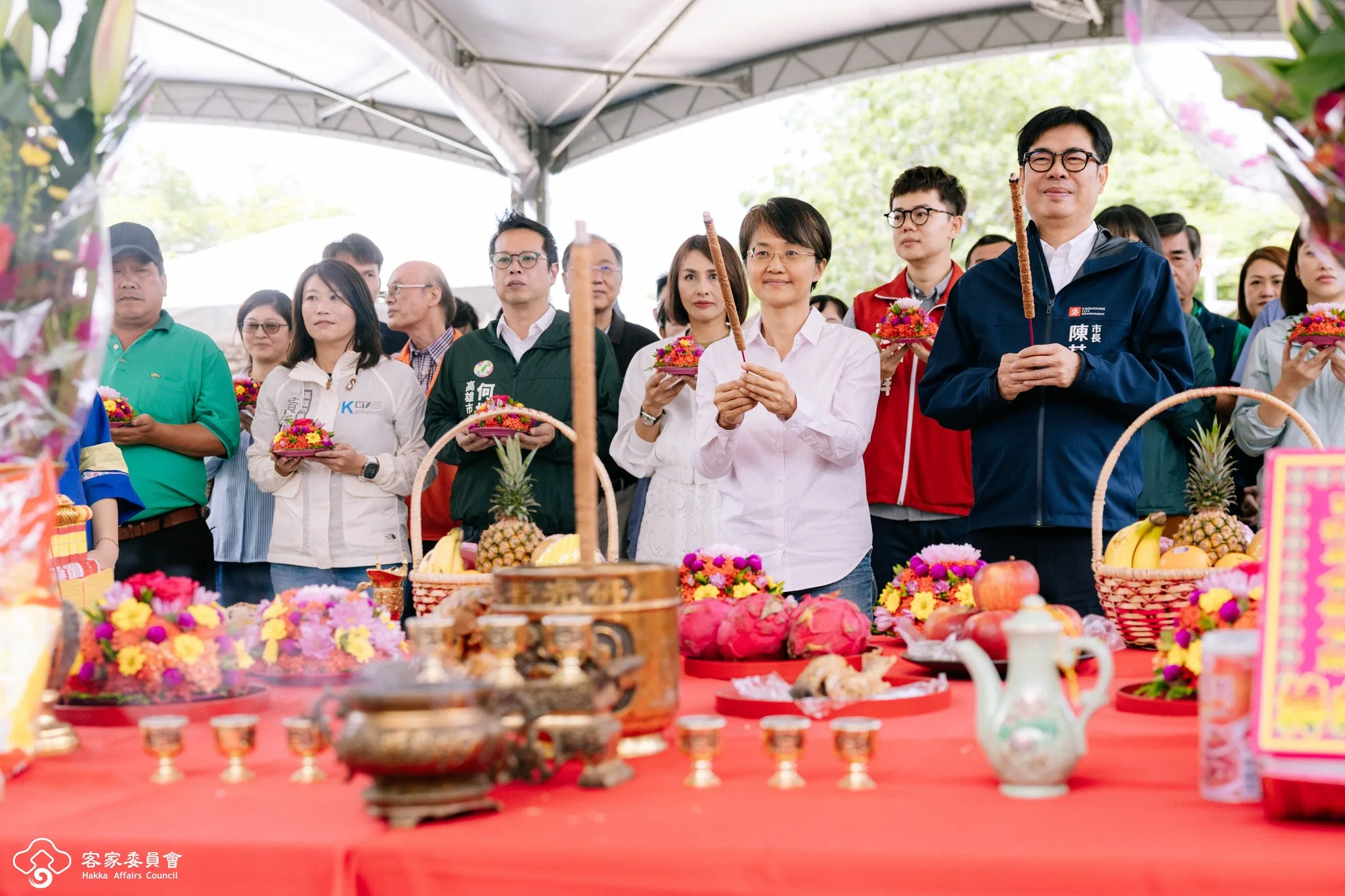 客委會主委古秀妃與高雄市長陳其邁帶領祈求工程順利。取自客家委員會臉書