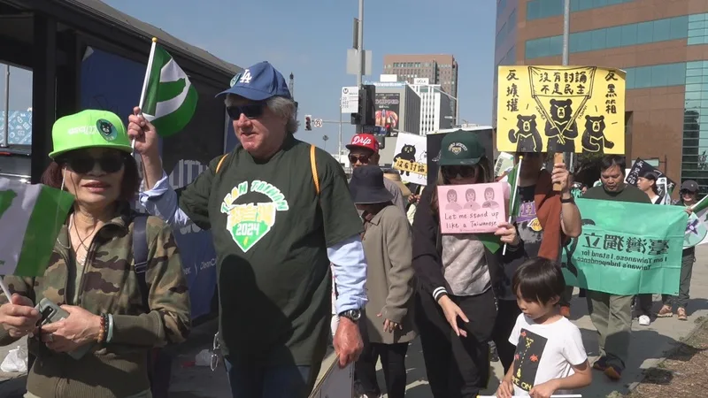美國洛杉磯的台灣人團體2日在聯邦政府大樓前遊行,表達訴求。中央社