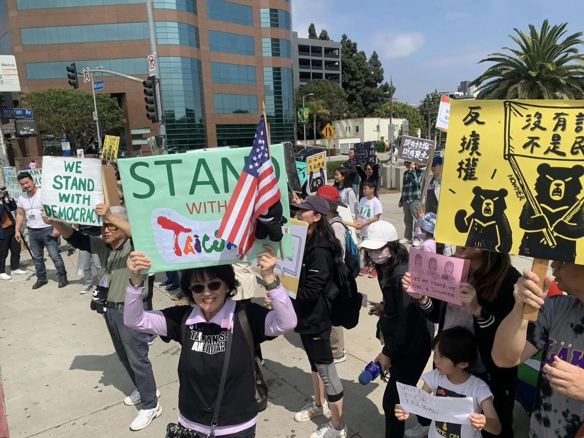 參與民眾們拿著牌子朝向路口,對著往來車輛喊口號「Stand with Taiwan!」翻攝美西台美人夏令會臉書