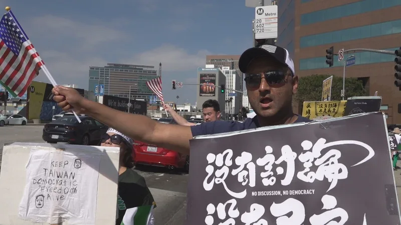 來自爾灣的克瑞希南(Munni Krishnan)拿著標語,在馬路邊向車輛喊「支持台灣」。中央社