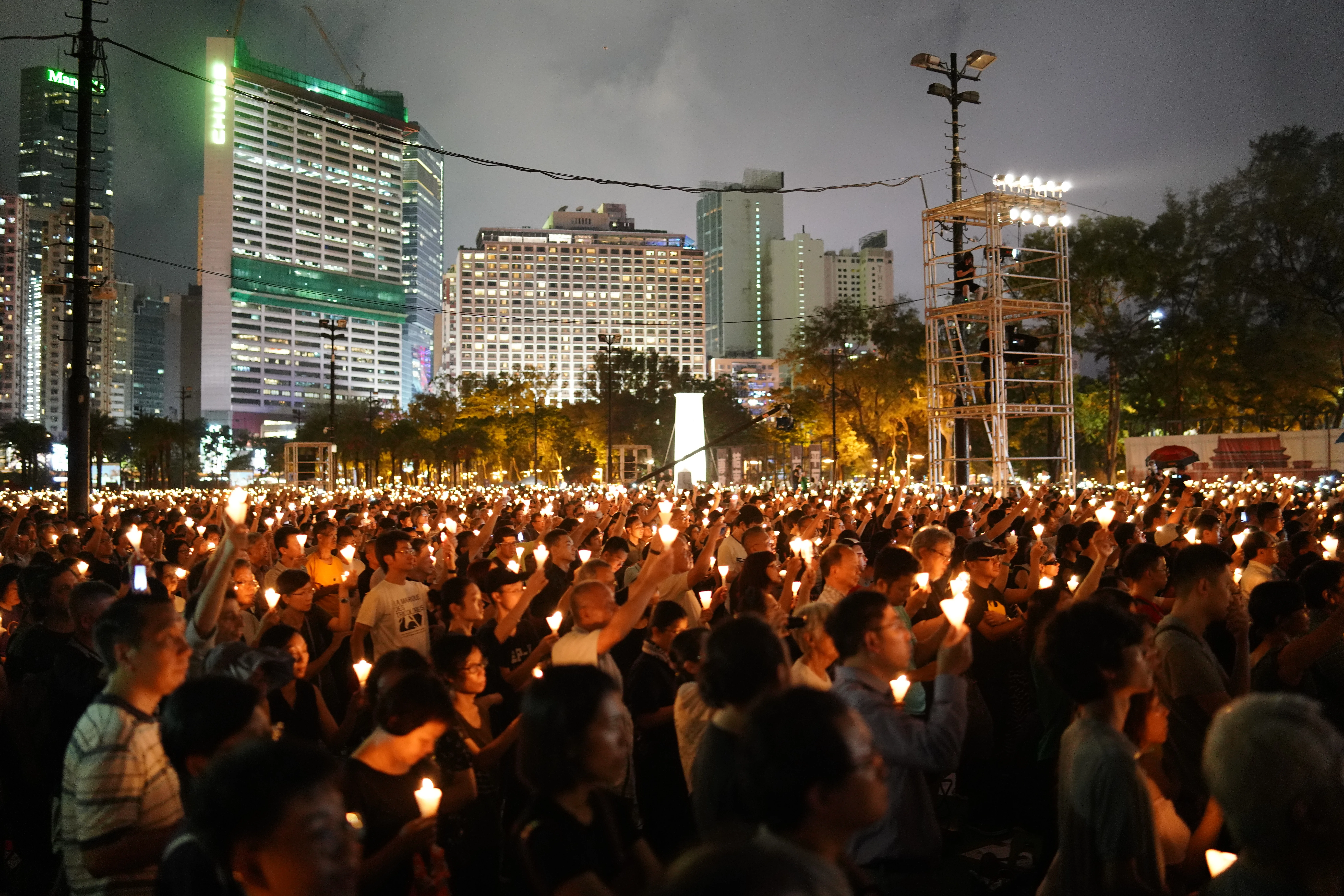 2019年的香港維園悼念六四活動,現場聚集了18萬人,大家手持燭光紀念,但誰也沒想到這竟然成為香港最後一場的六四活動。莊勝鴻攝