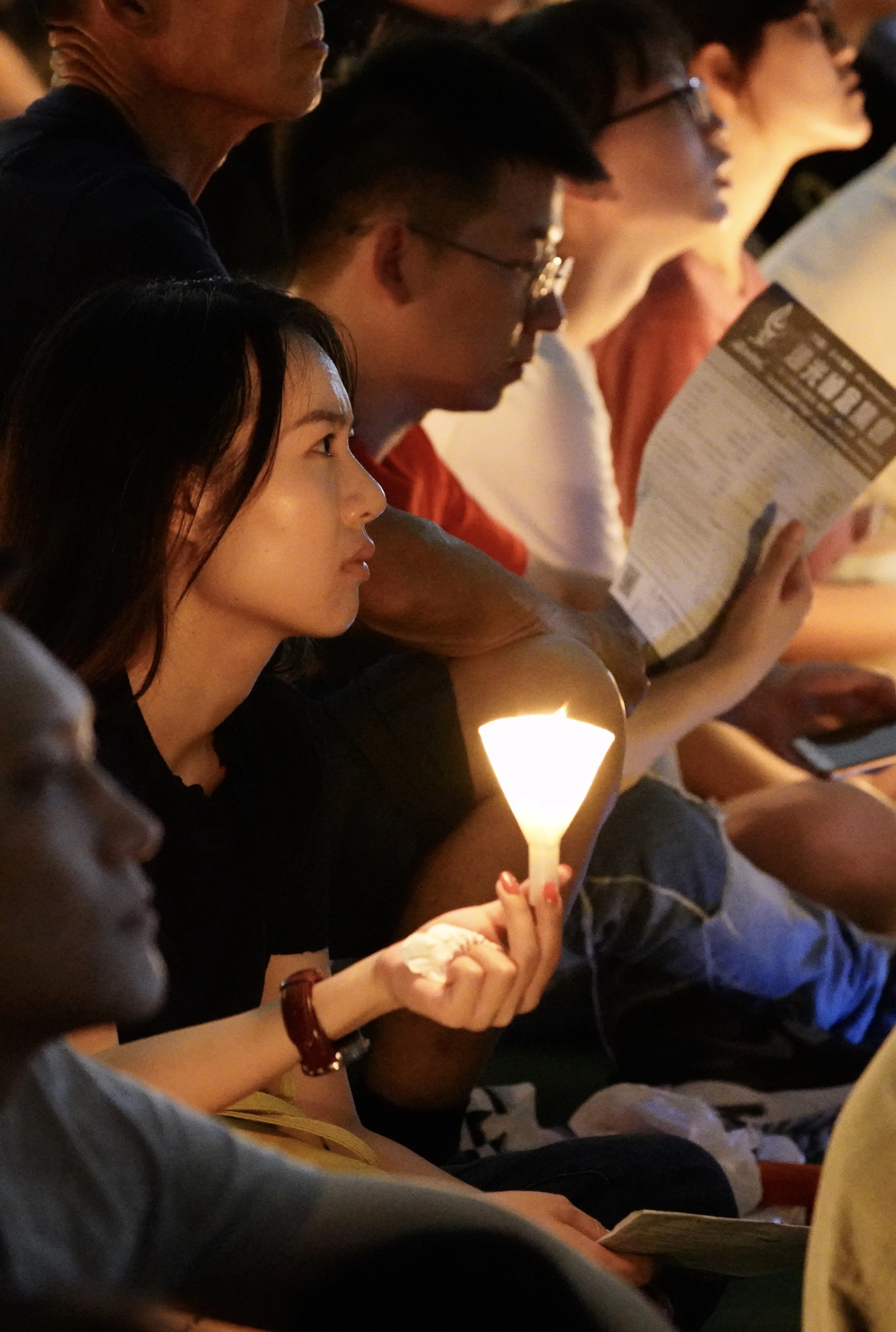 香港民眾齊聚維園、手持燭光,用和平的方式紀念六四天安門事件。圖為2019年香港維園悼念活動。莊勝鴻攝