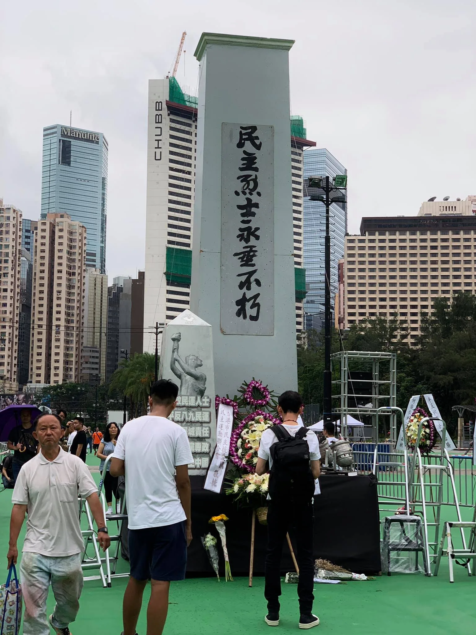 2019年維園的六四悼念活動,現場設置了「民主烈士」紀念碑供民眾悼念。莊勝鴻攝
