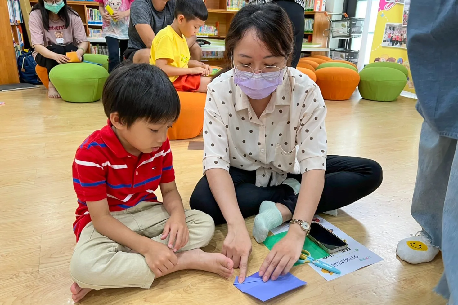 孩子跟著教具、客語繪本學習講客。鄧采妍提供