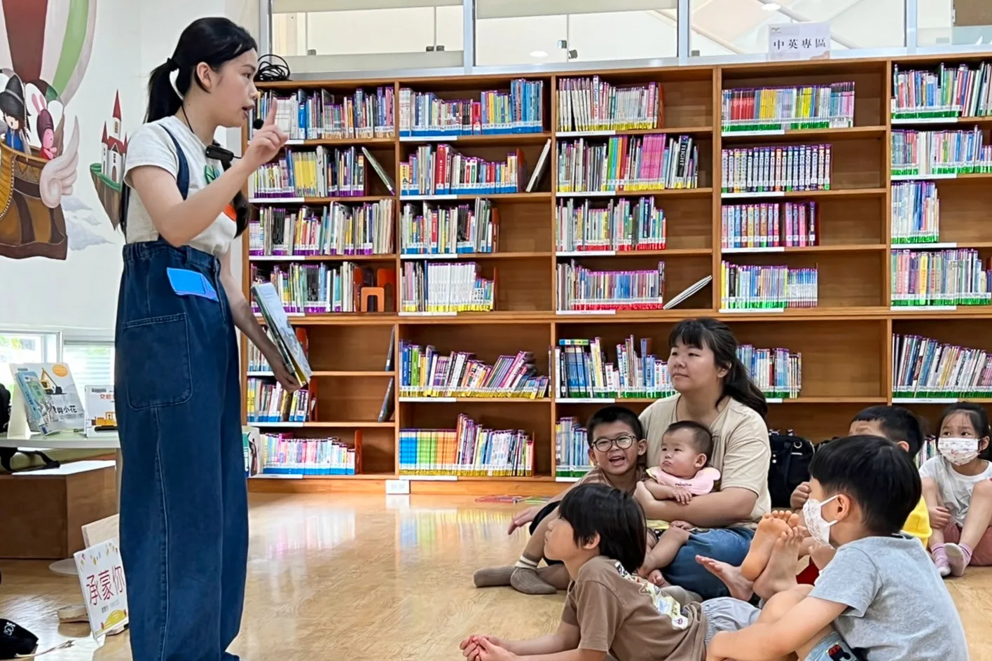 小朋友跟著台前的客語繪本師講客,時不時還會伴隨著一陣陣歡快笑語。鄧采妍提供
