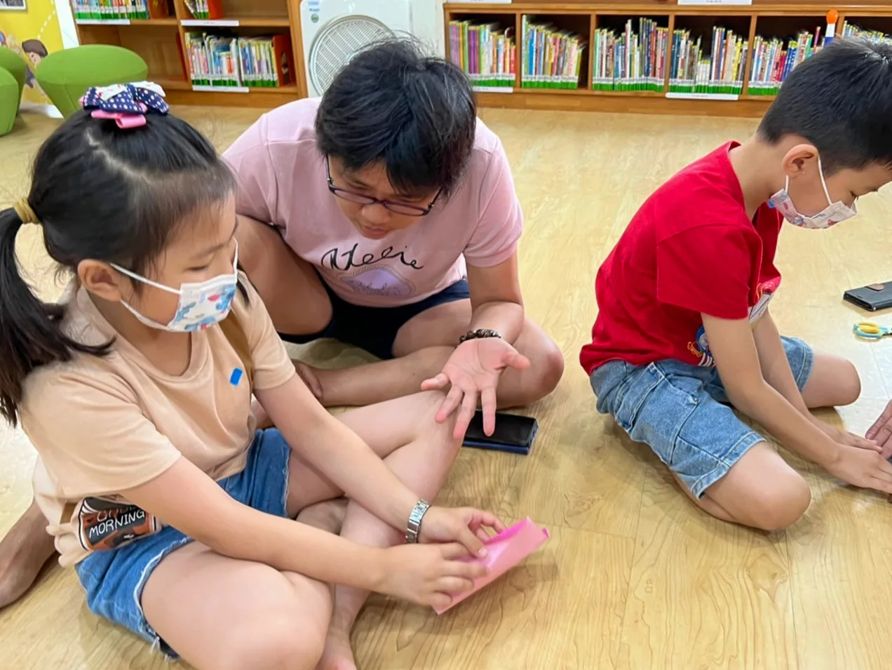 孩子跟著教具、客語繪本學習講客。鄧采妍提供