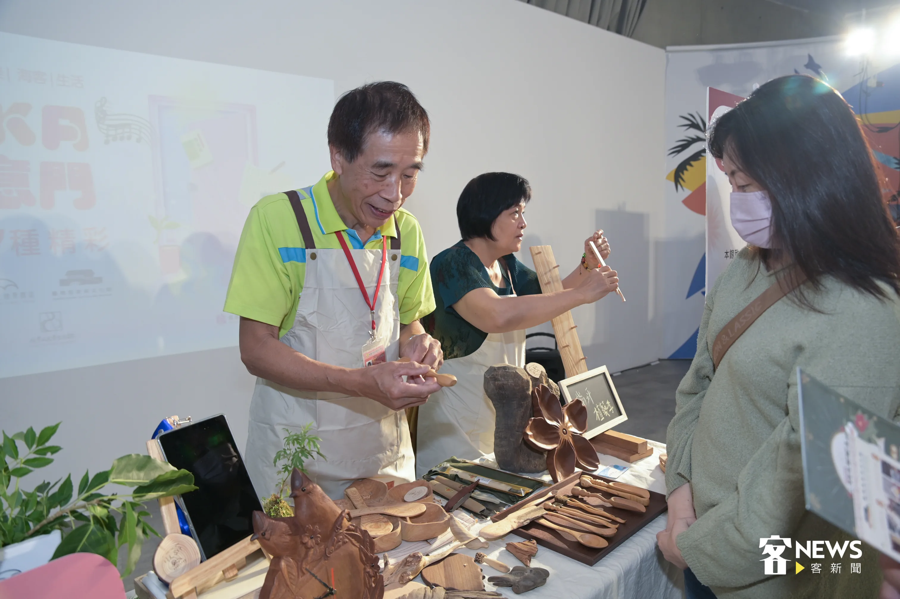 崙坪文化地景園區主推客家工藝，師傅也在現場製作木器童玩。洪俊傑攝