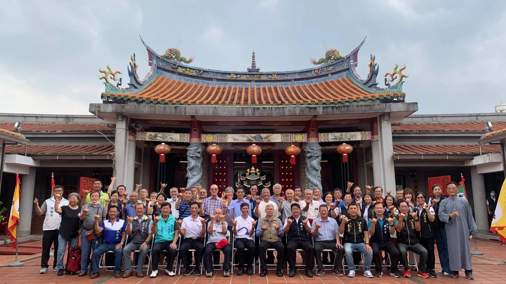 六堆日各鄉區代表及大總理後代於忠義祠合影（左起藍白衣服林國順鄉長、蕭見益區長。客發中心提供