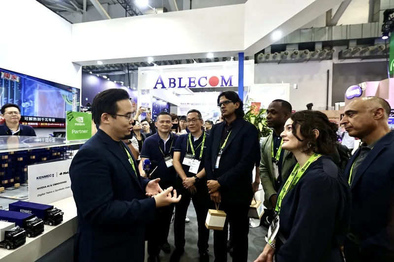 台北國際電腦展（COMPUTEX 2024）4日開幕，5日下午輝達（NVIDIA）執行長黃仁勳女兒黃敏珊（右2）參訪廣運攤位，仔細聆聽人員說明。中央社