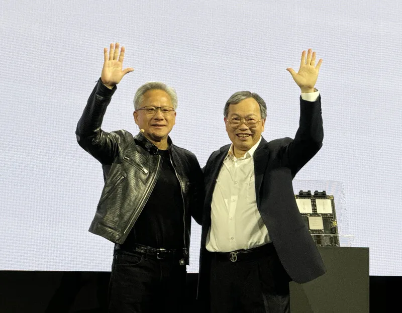 AI伺服器大廠美超微（Supermicro）總裁暨執行長梁見後（右）5日舉辦主題演講，邀請輝達（NVIDIA）執行長黃仁勳（左）站台，同為台灣出身的兩人不時切換國語、台語和英語3聲道聊天。中央社