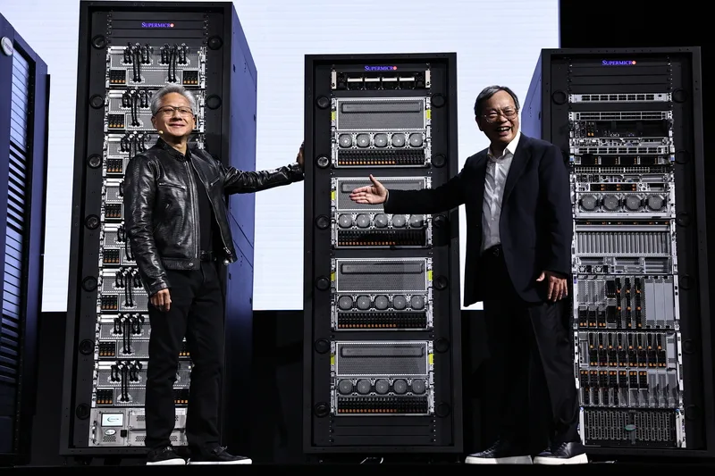 美超微（Supermicro）總裁暨執行長梁見後（右）5日上午在台北舉行主題演講，輝達（NVIDIA）執行長黃仁勳（左）現身站台。中央社