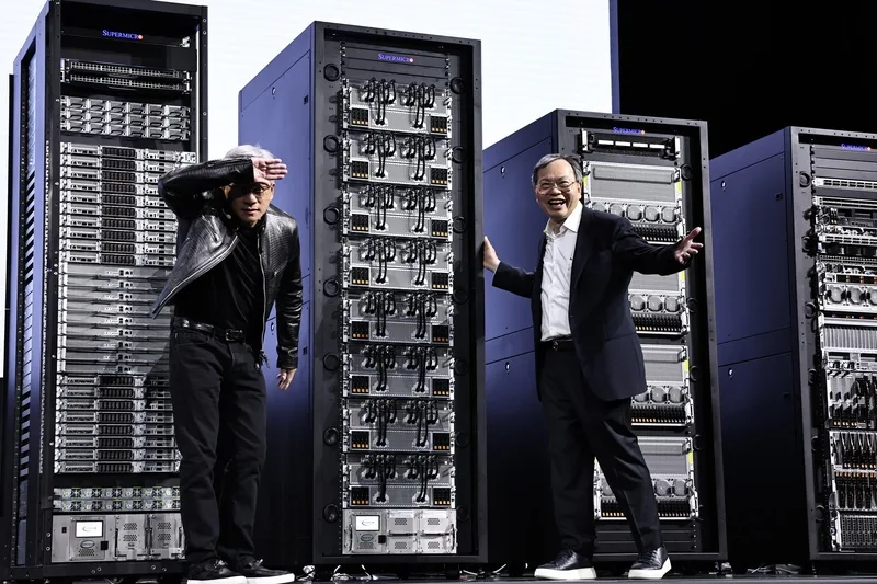 美超微（Supermicro）總裁暨執行長梁見後（右）5日上午在台北舉行主題演講，邀請輝達（NVIDIA）執行長黃仁勳（左）站台，兩人在台上用國語、台語和英語3聲道聊天，展現好交情。中央社