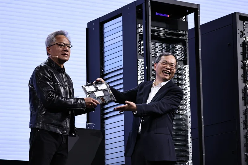 美超微（Supermicro）總裁暨執行長梁見後（右）5日上午在台北舉行主題演講，輝達（NVIDIA）執行長黃仁勳（左）現身站台，與梁見後一同介紹產品。中央社