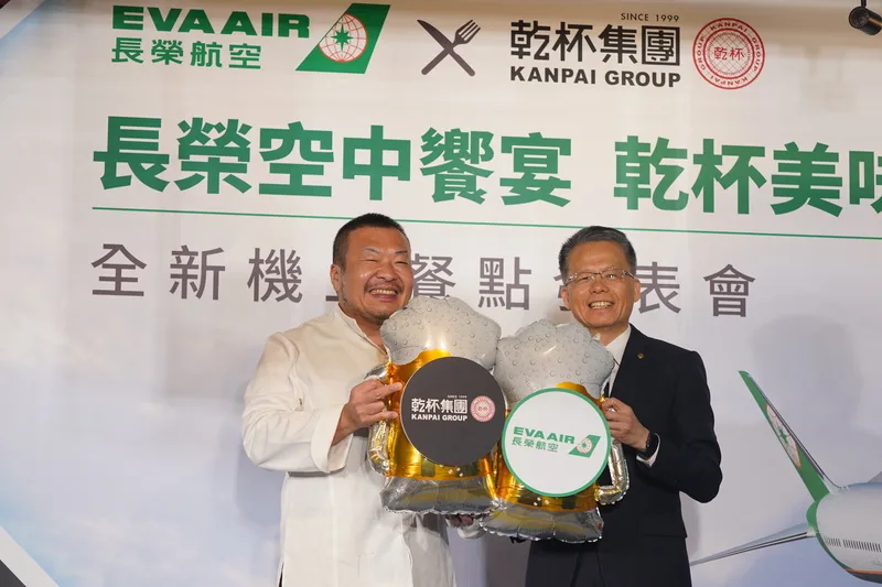 長榮航空總經理孫嘉明與乾杯集團董事長平出莊司於發表會上合照。中央社