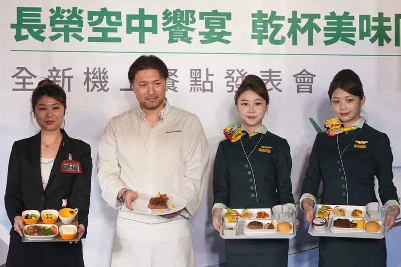 長榮航空5日舉行全新飛機餐發表會，宣布與乾杯集團合作，7月1日起供應台北飛北美的航線燒肉機上餐。中央社