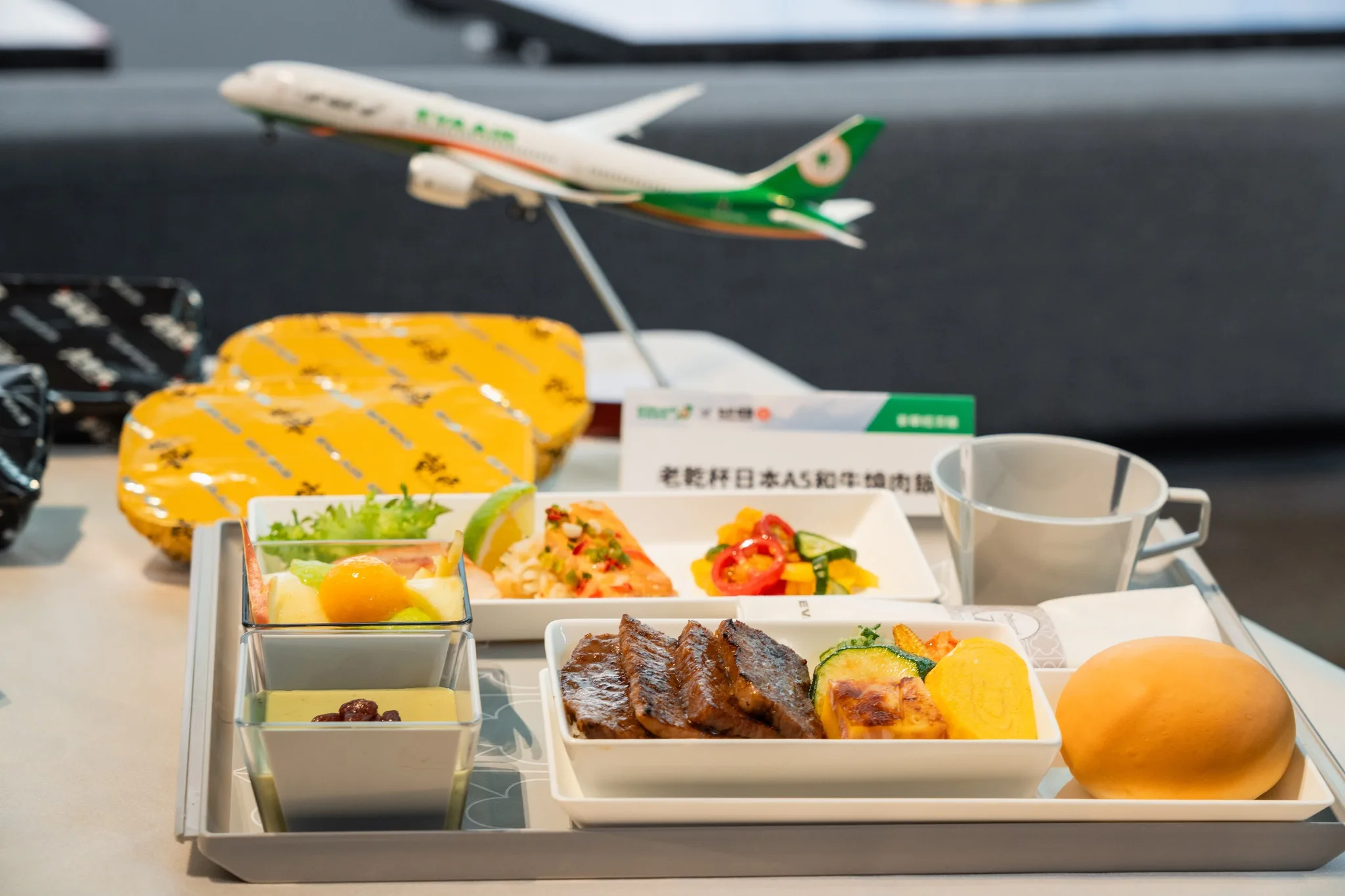 長榮航空北美航線乾杯燒肉飛機餐。翻攝長榮航空臉書粉專