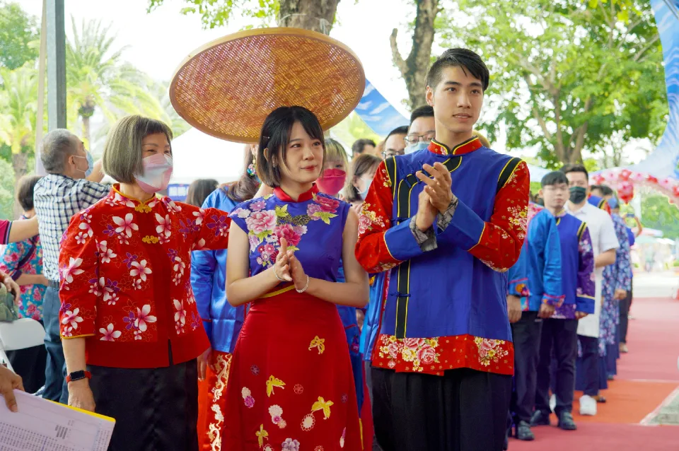 傳統客家婚禮新人穿著藍衫禮服（資料照）。高雄市客委會提供