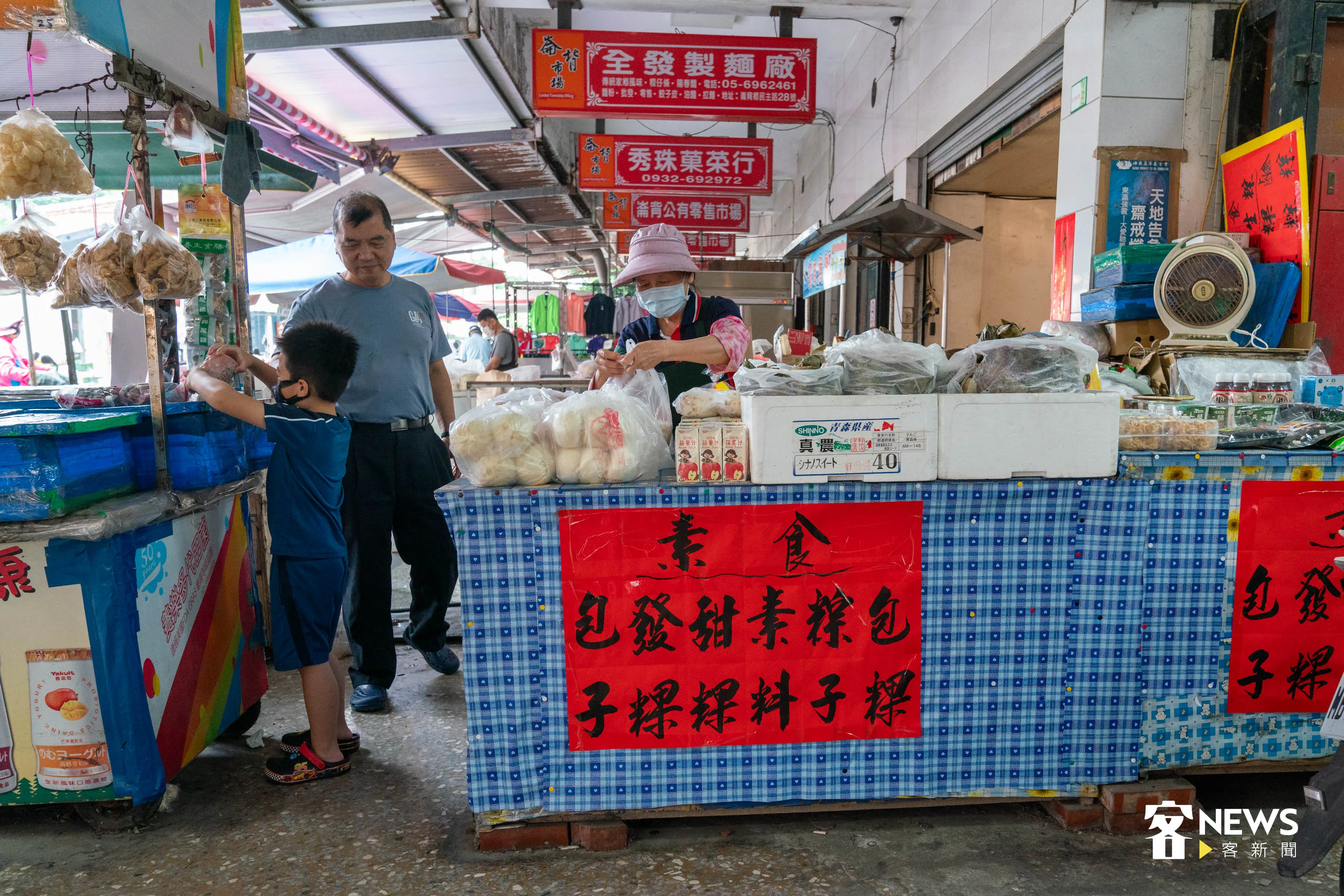 崙背市場中的素食攤位也有賣素粽子,吃得健康放心。范修語攝