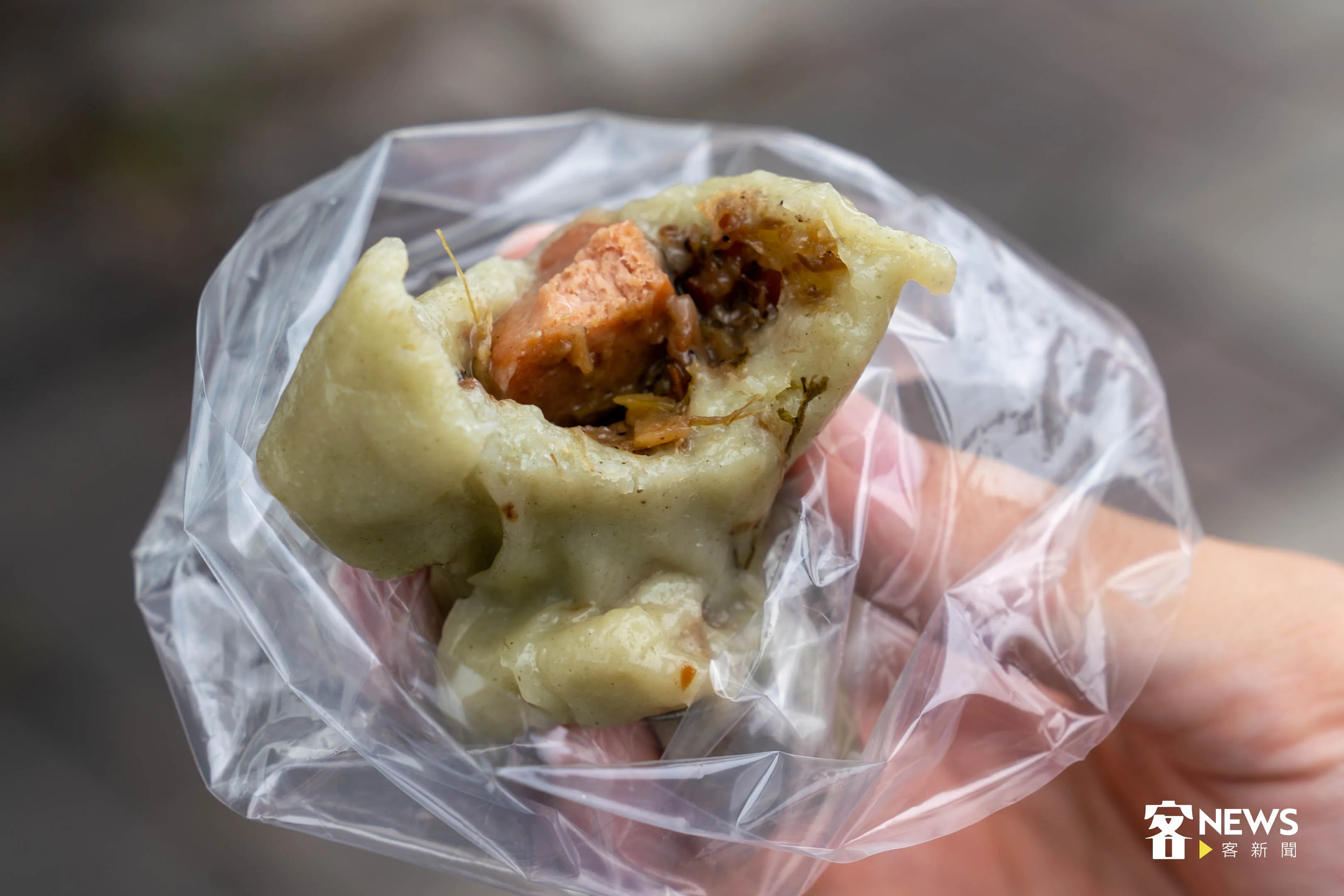 「粿粽」外皮充滿嚼勁卻不黏牙,內餡則是有素肉塊、菜脯等組成。范修語攝