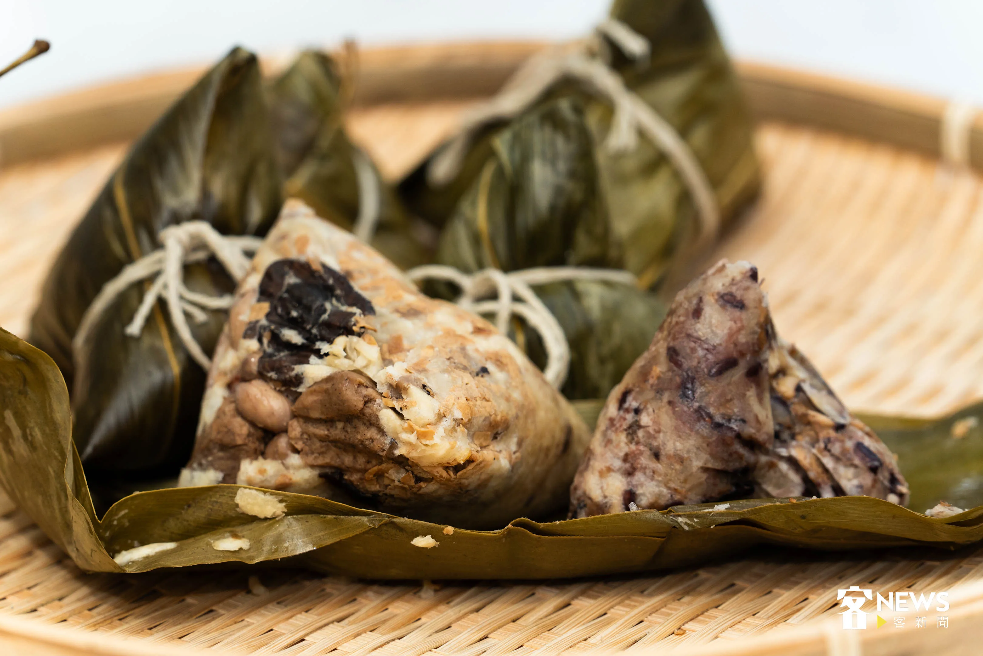 除了粿粽之外,素粽子分為兩種,糯米與紫米,紫米製作起來更費工成本也更高。范修語攝