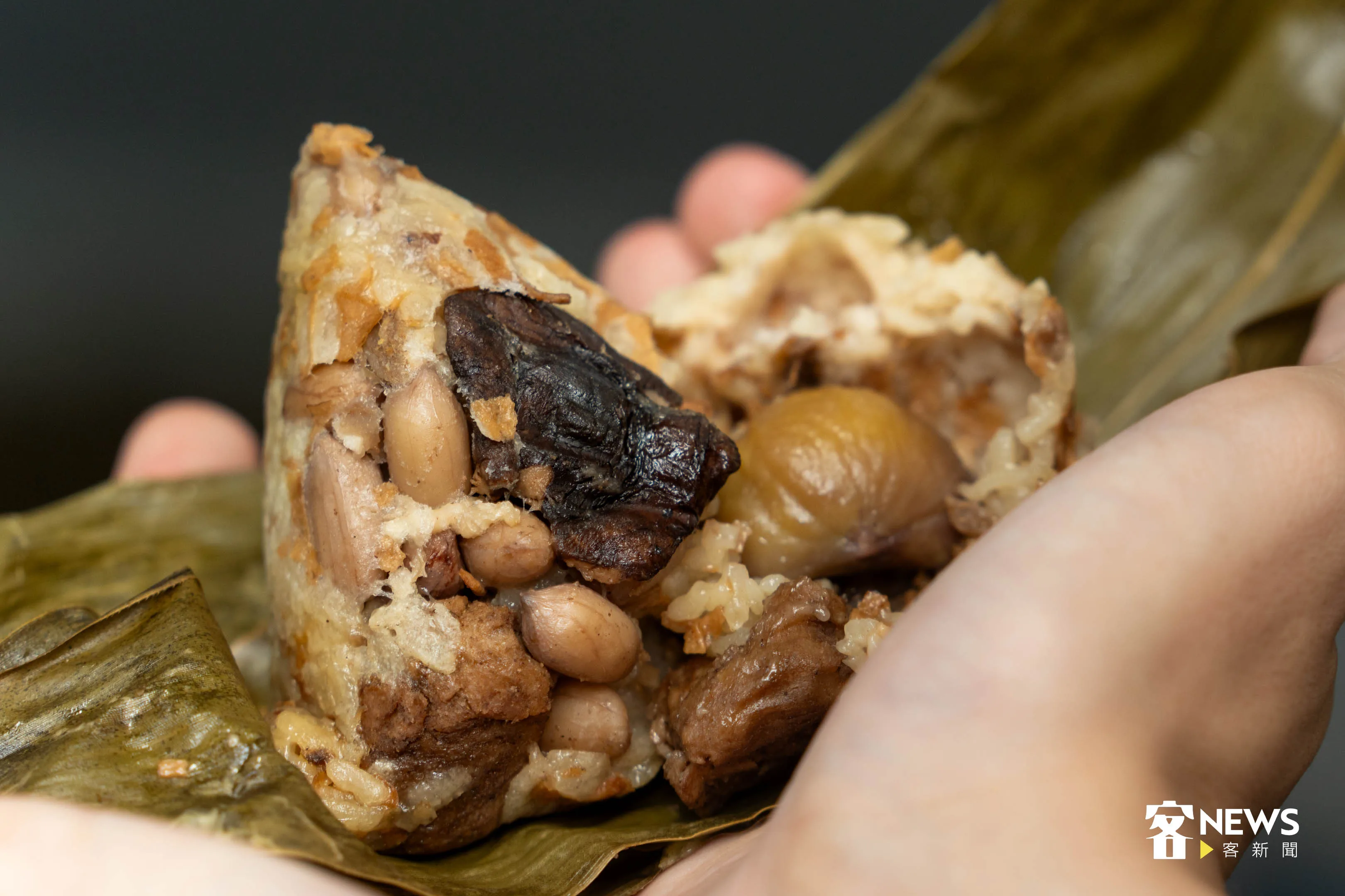 素粽內有栗子、香菇、素肉等等,還有南部粽一定要有的花生。范修語攝