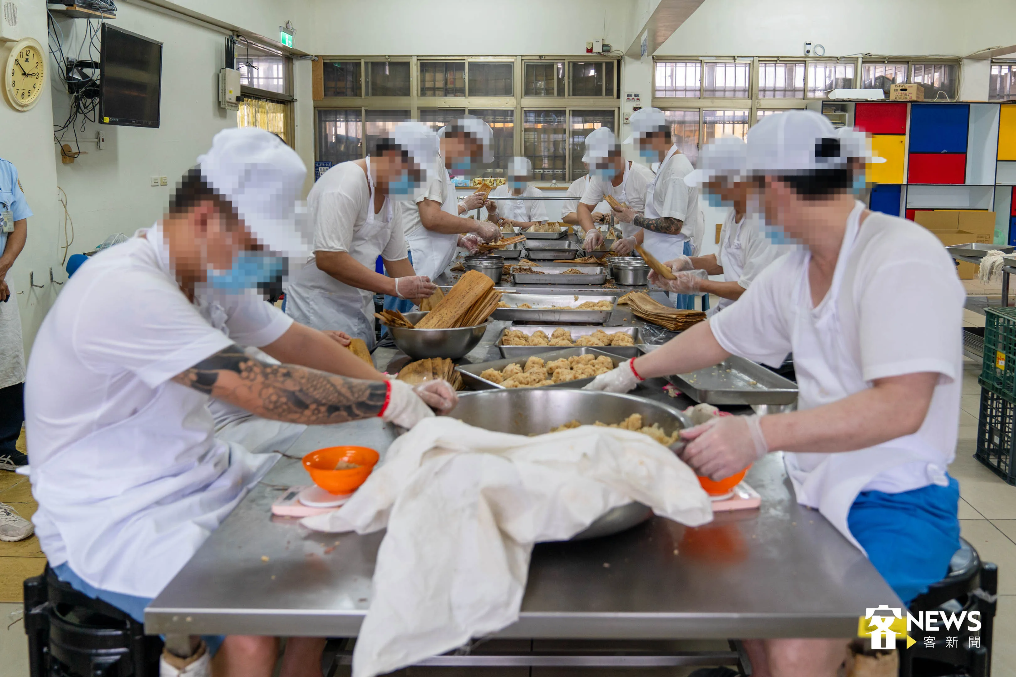 苗栗看守所食品工廠的15位收容人於端午前夕全力趕工，應付全台超過5萬顆的訂單。范修語攝