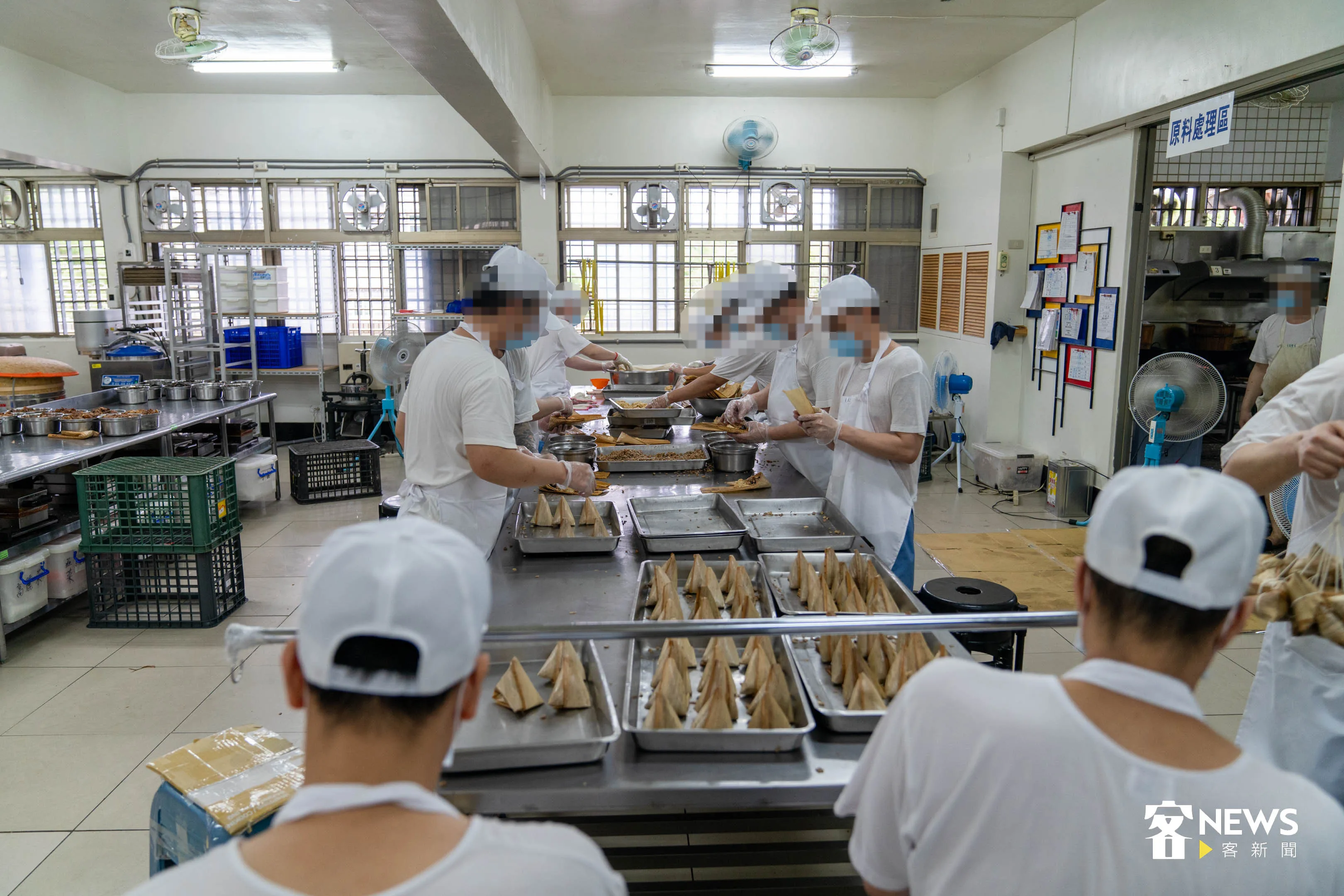 苗栗看守所內的食品工廠，每位收容人各司其職。范修語攝