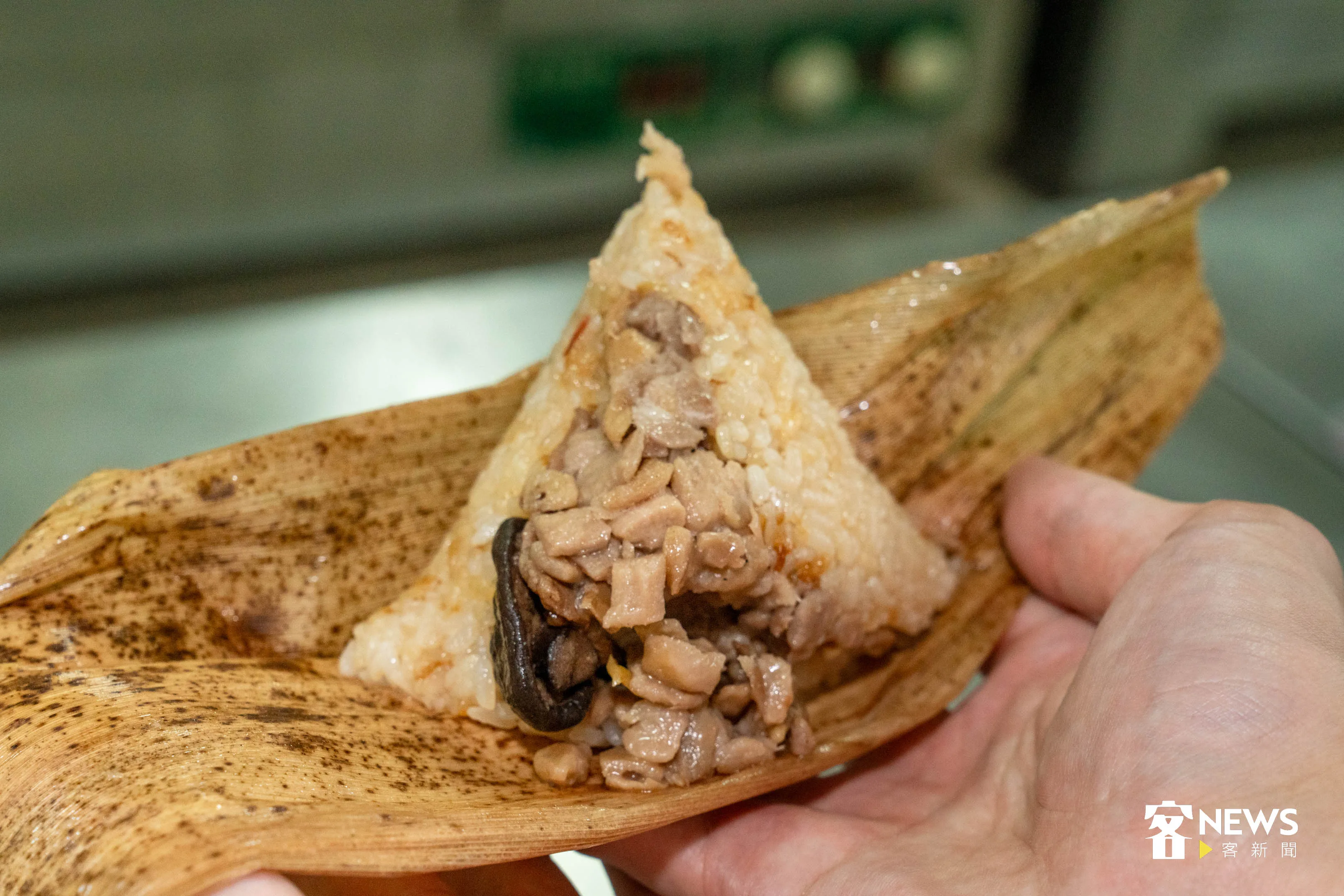 苗栗看守所製作的客家粽，裡面包著滿滿的菜脯搭配香菇、豬肉等各式餡料，每顆竟只要25元。范修語攝