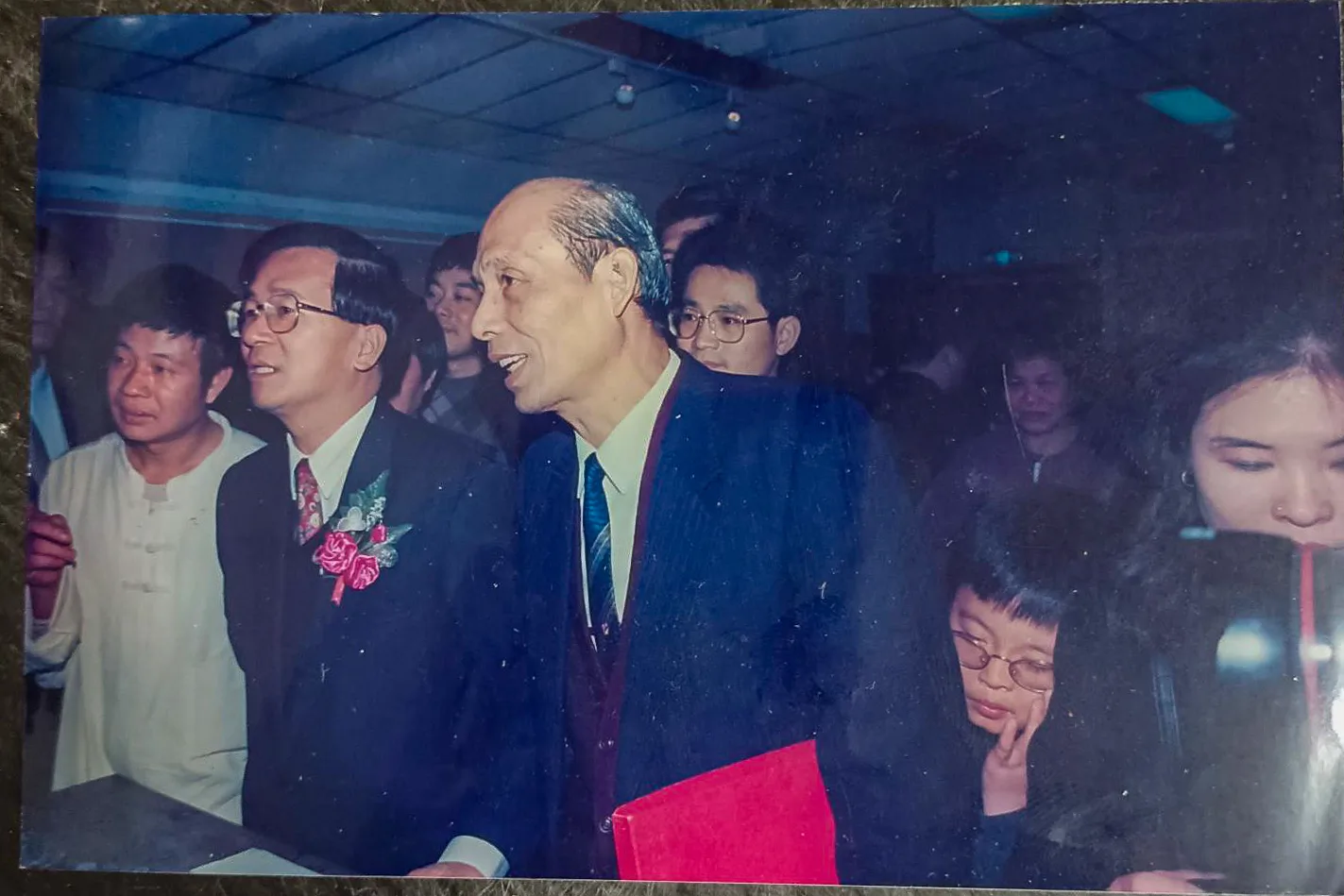 已故古文物收藏家彭雙松（右）是陳水木（左）的貴人，1998年兩人一起提供客家古文物在台北展覽，市長陳水扁也到場參觀。陳水木提供