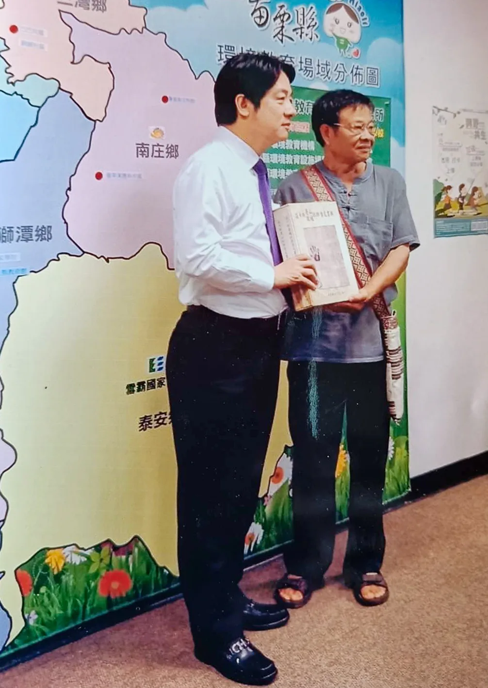 陳水木數年前贈兩本道卡斯族古文書輯給現任總統賴清德。陳水木提供