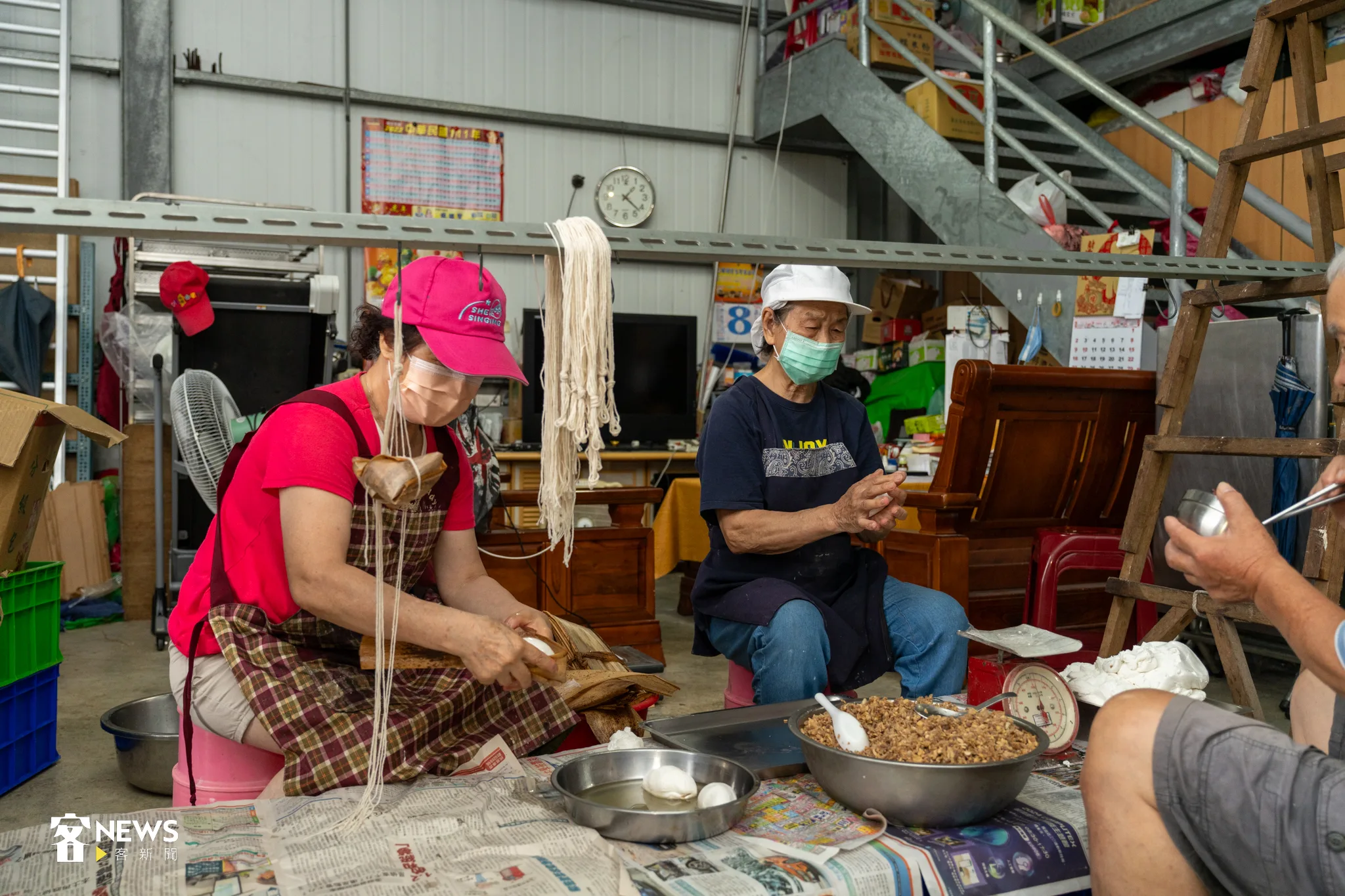 將餡料包入粄團內。宋佩遙攝