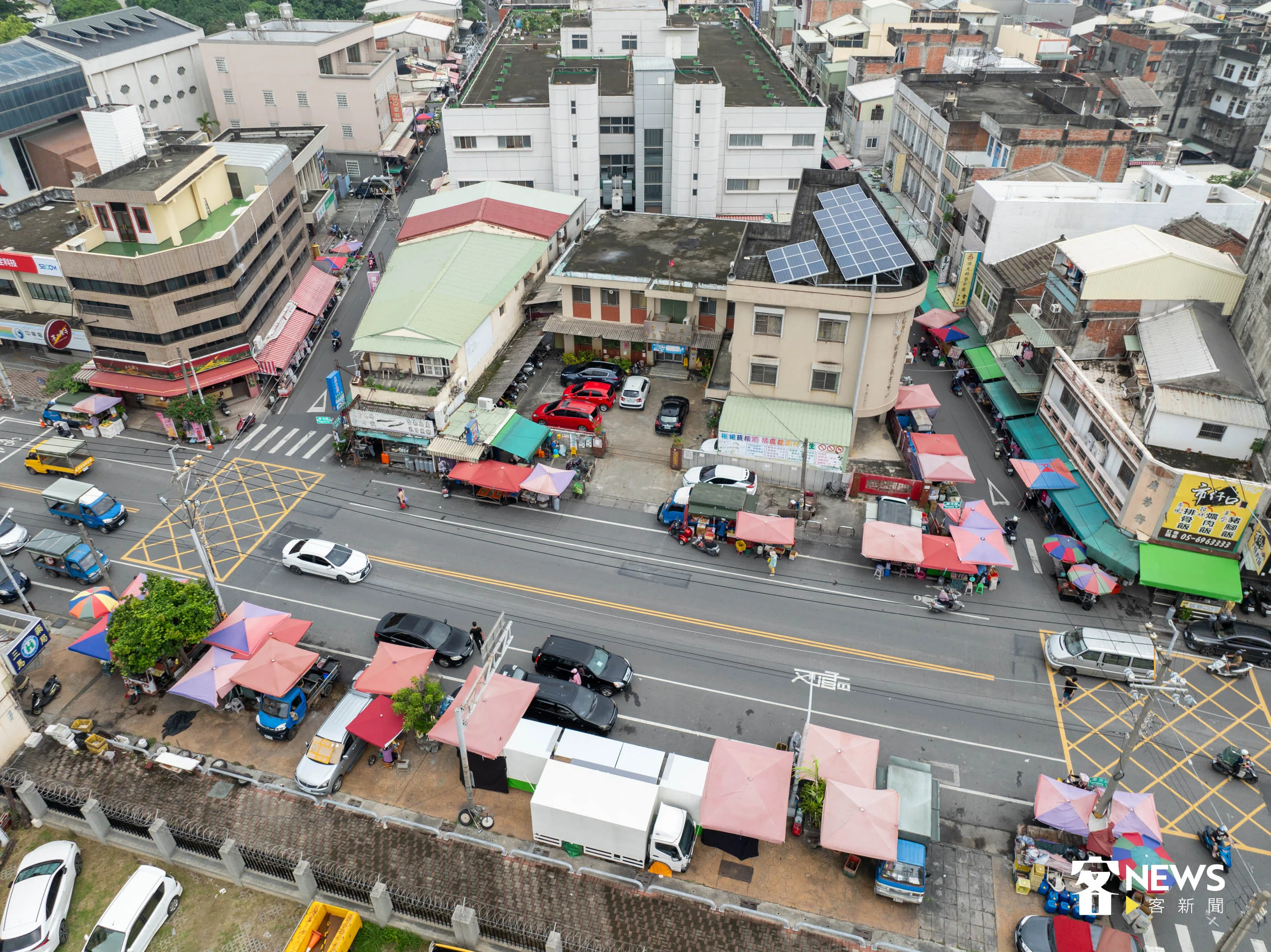 雲林崙背的菜市場規模不大,大約只有兩條街區的範圍,不過市場內各種蔬果、菜色、南北雜貨全部一應具全。范修語攝