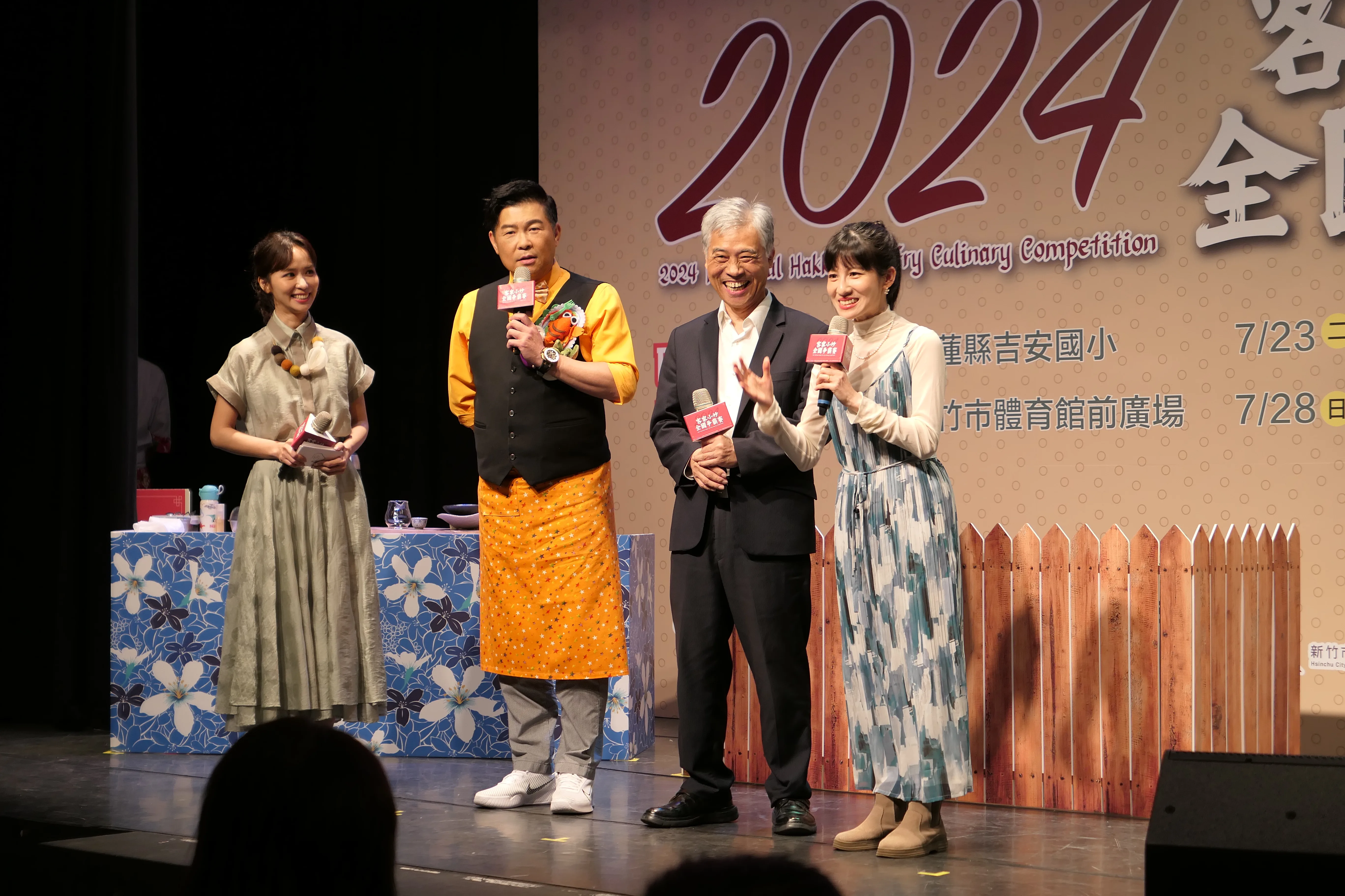 客委會副主委范佐銘聯手曾國城、連俞涵共同為競賽揭開序幕。客家委員會提供