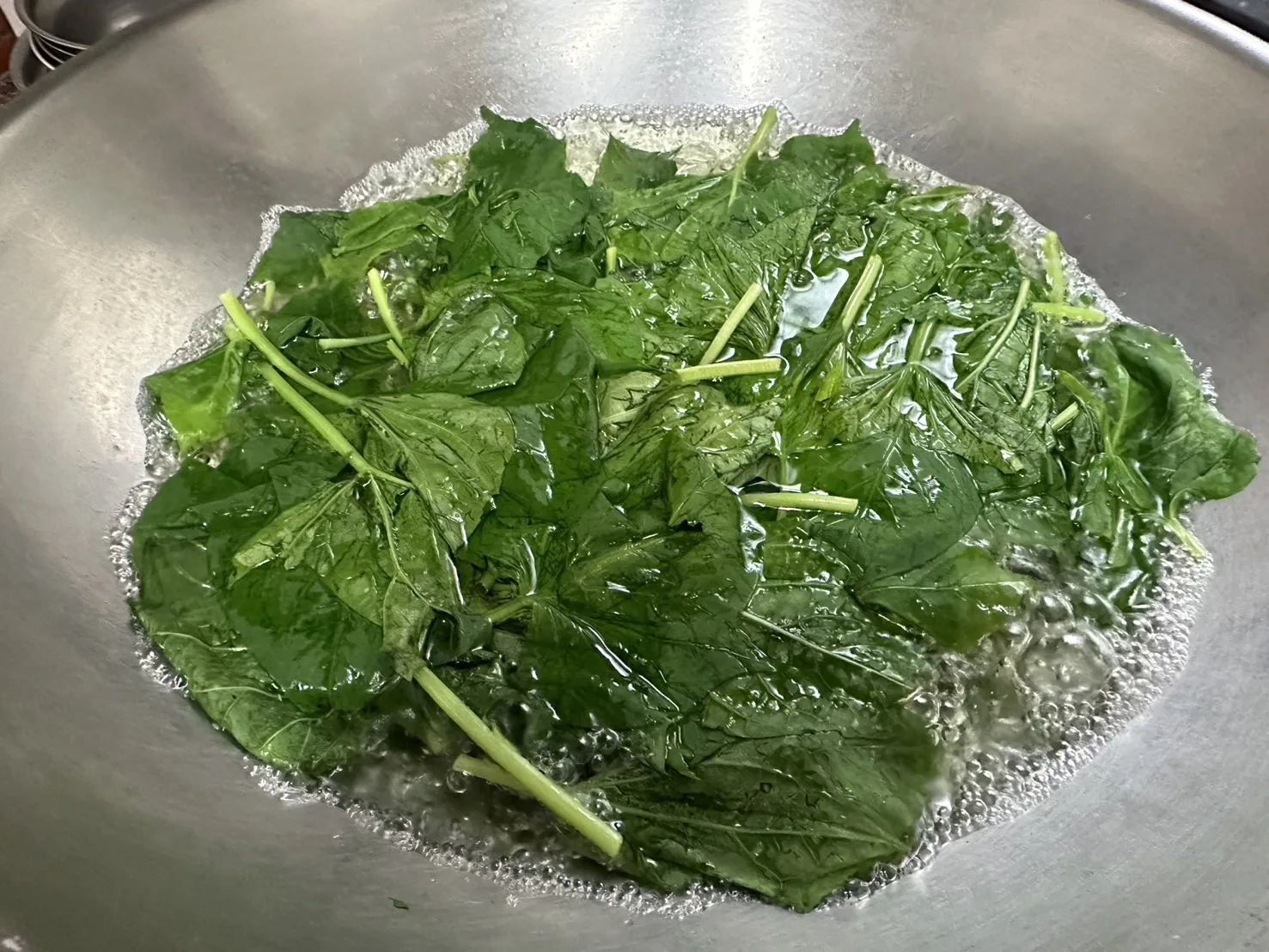 番薯葉一細抓，滾水燙過浸冷滾水撚到6-7分燥。邱鴻春攝