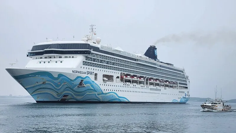 圖為挪威郵輪奮進號（Norwegian Spirit）首度泊靠馬公港，帶來1300多名旅客到訪澎湖，可見郵輪市場的威力。中央社