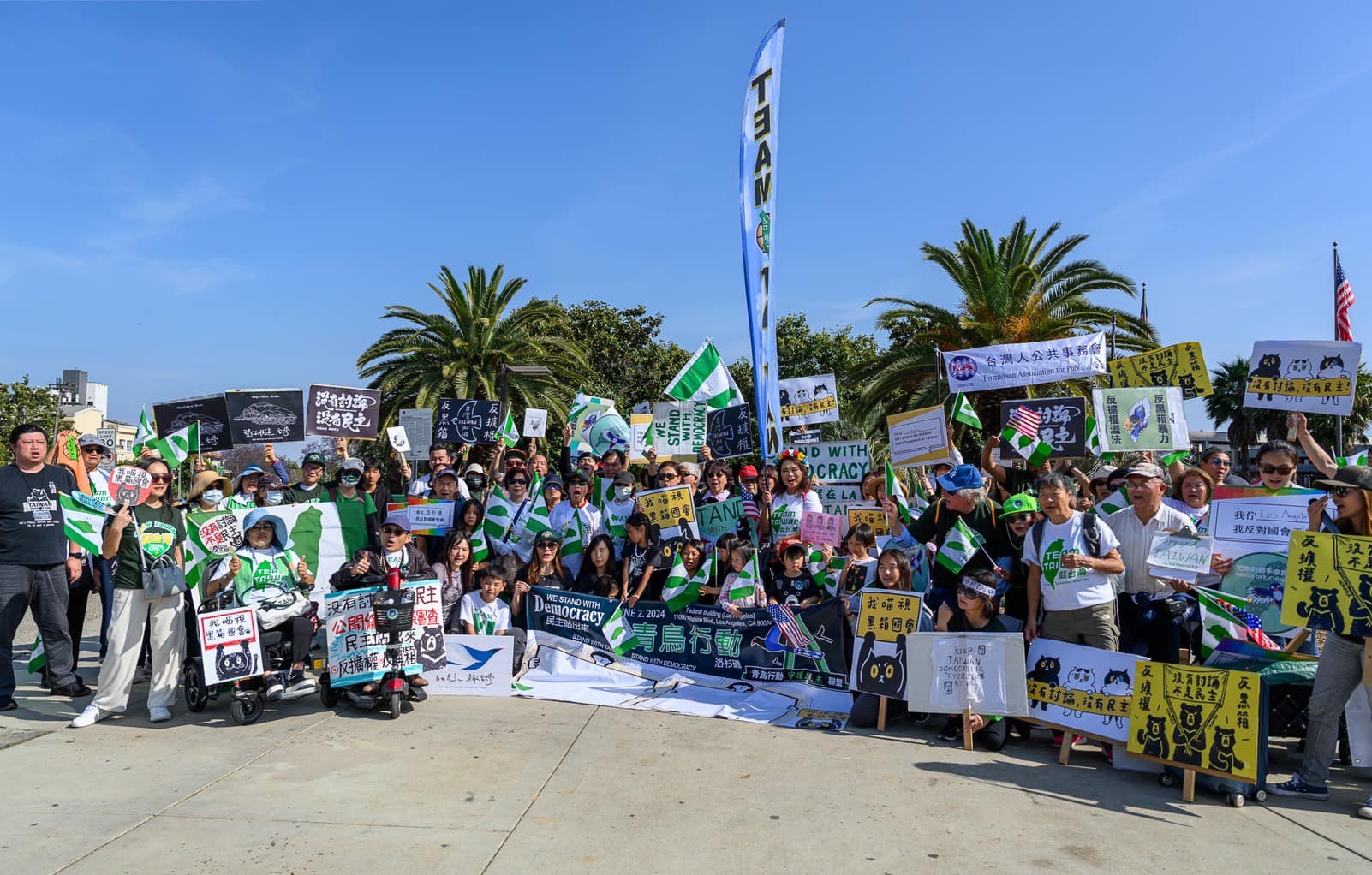 近50位民眾在6月2日這天,至聯邦政府大樓前聲援台灣,民眾用不同的語言來發表訴求。翻攝美西台美人夏令會臉書