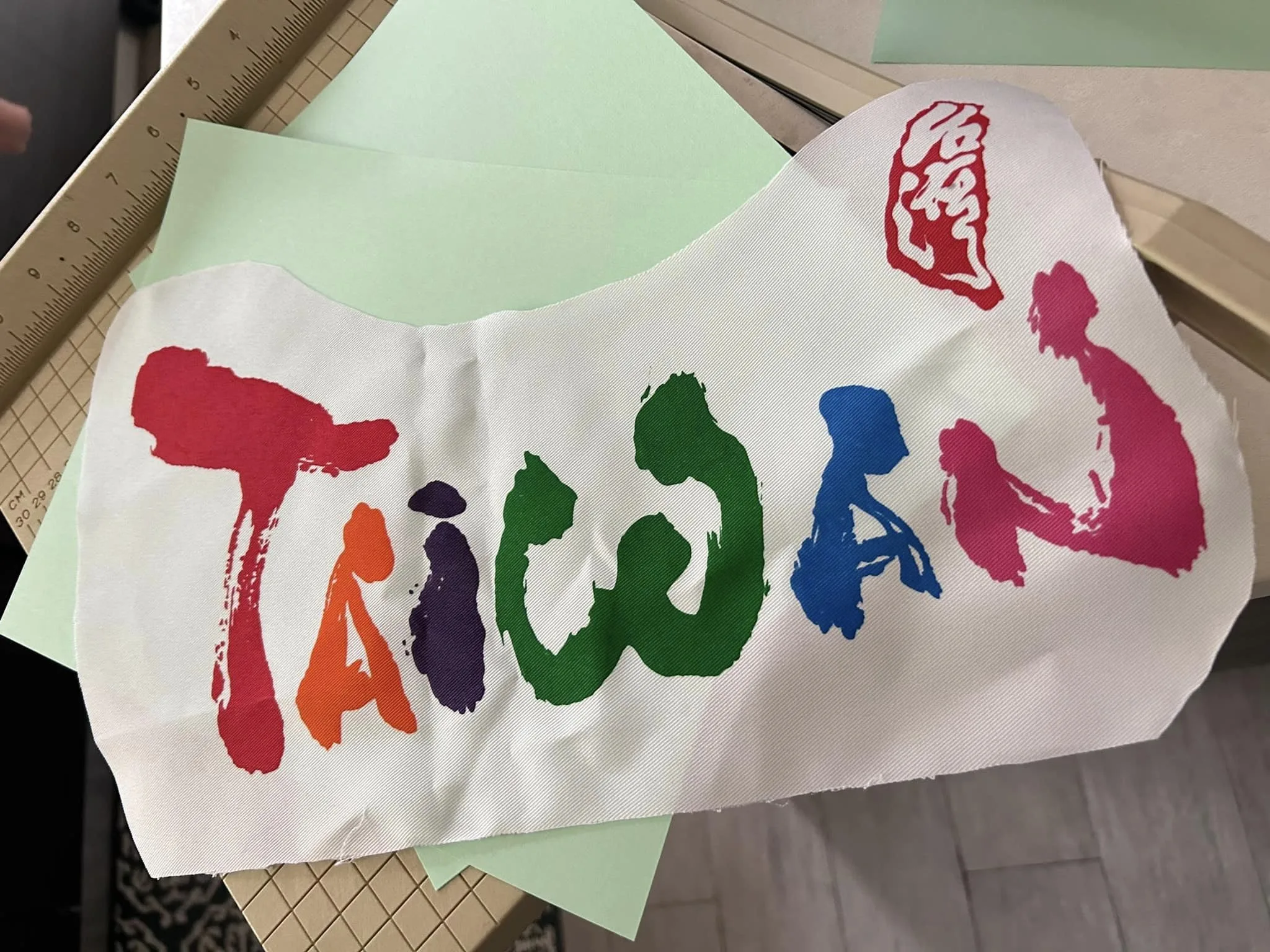 潘掬慧分享親手自製手拿板,彩色的Taiwan字樣繡字,則是從台美人傳統週活動的背心剪下的布料。潘掬慧提供