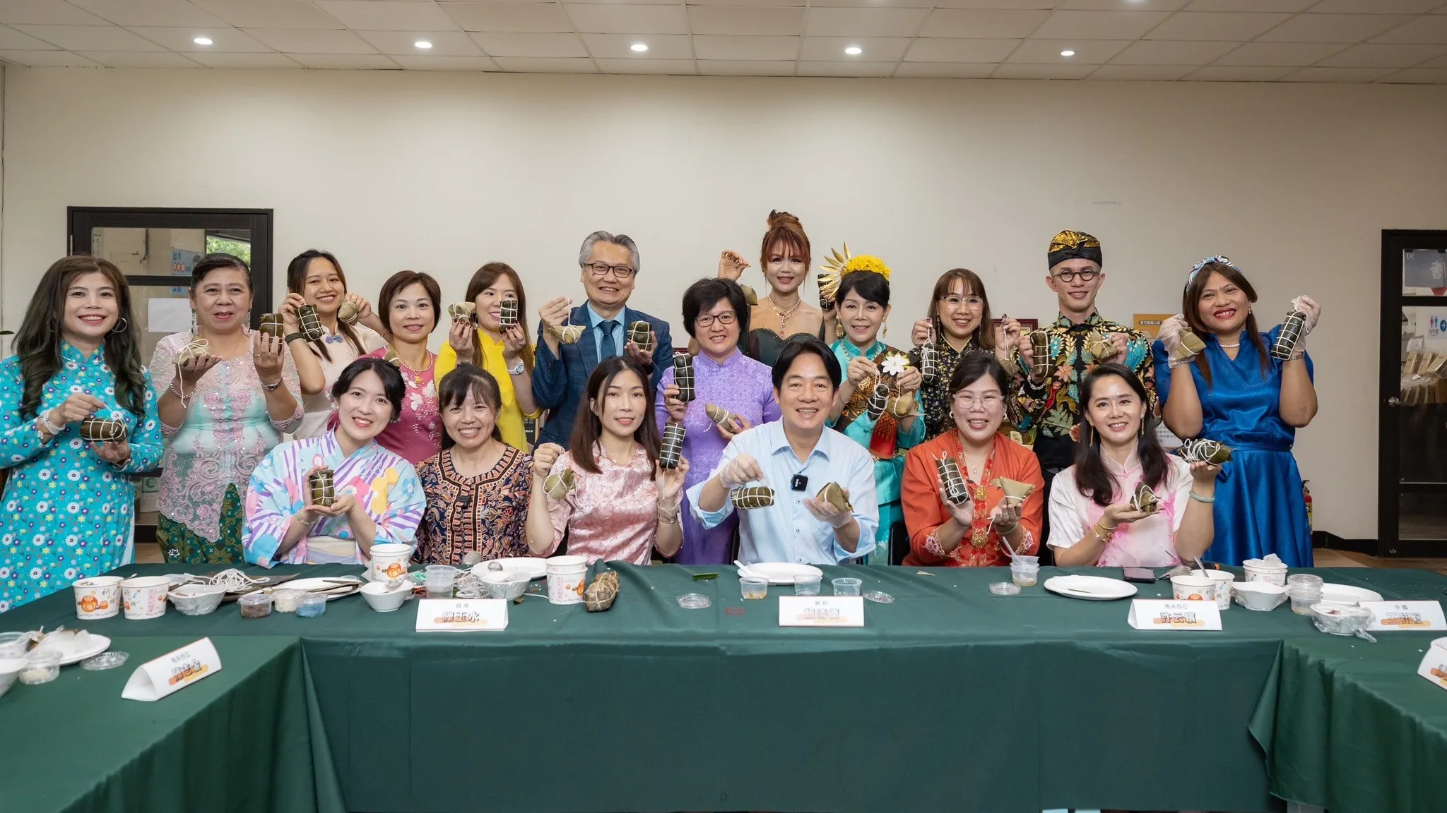 總統賴清德和新住民朋友們一起包粽子、聊天,與新住民朋友交流彼此的文化。翻攝賴清德臉書