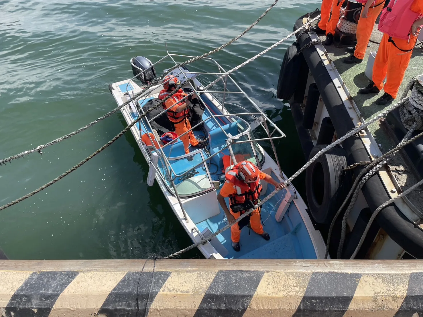 海巡署9日於淡水外海6浬發現1艘中國籍快艇，遭逮捕送辦。海巡署提供