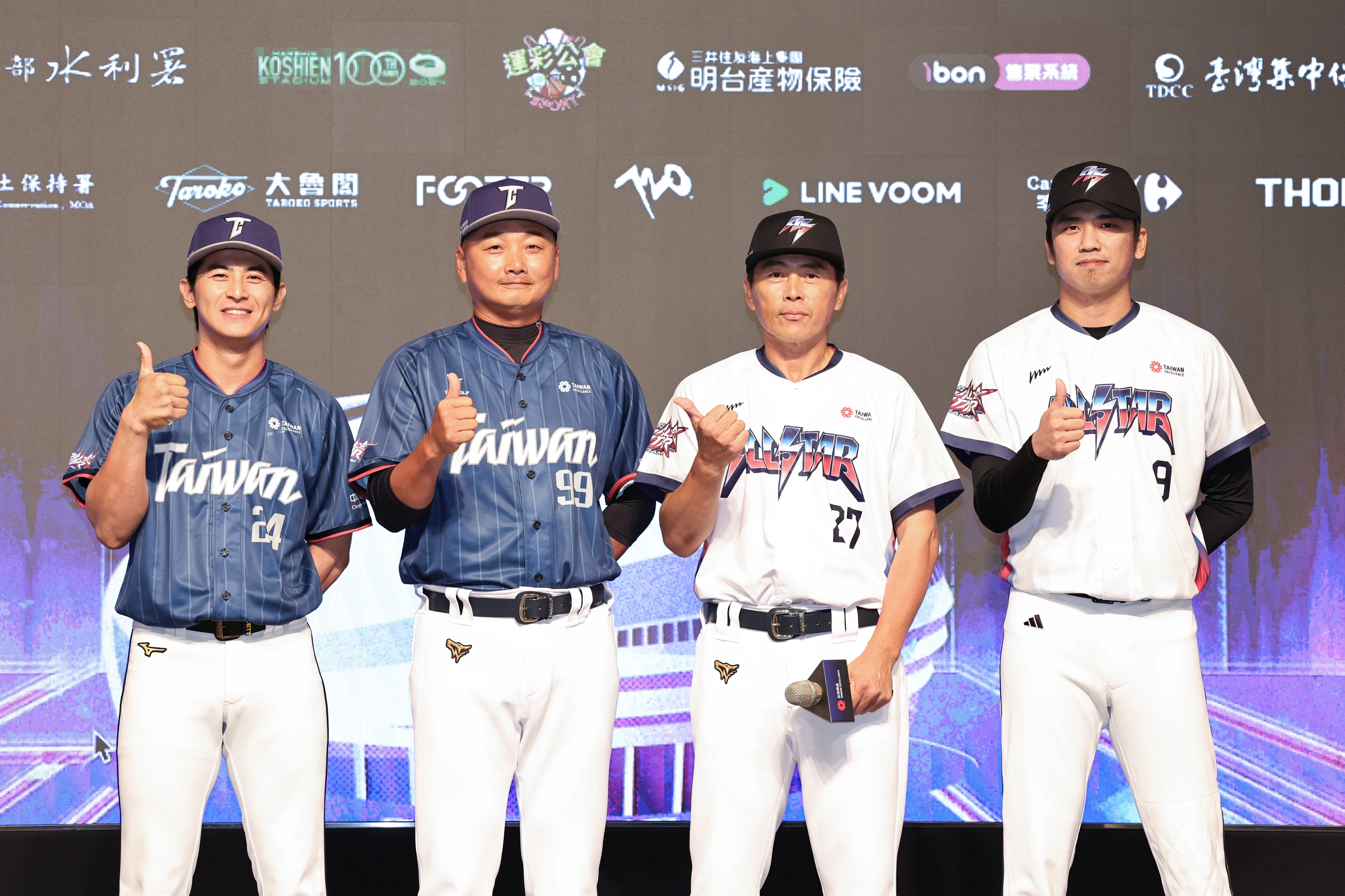 台灣隊由曾豪駒(左二)教練率軍、陳傑憲(左一)任隊長,明星隊由葉君璋(右二)教練帶領、王威晨(右一)扛隊長。CPBL中華職棒官網