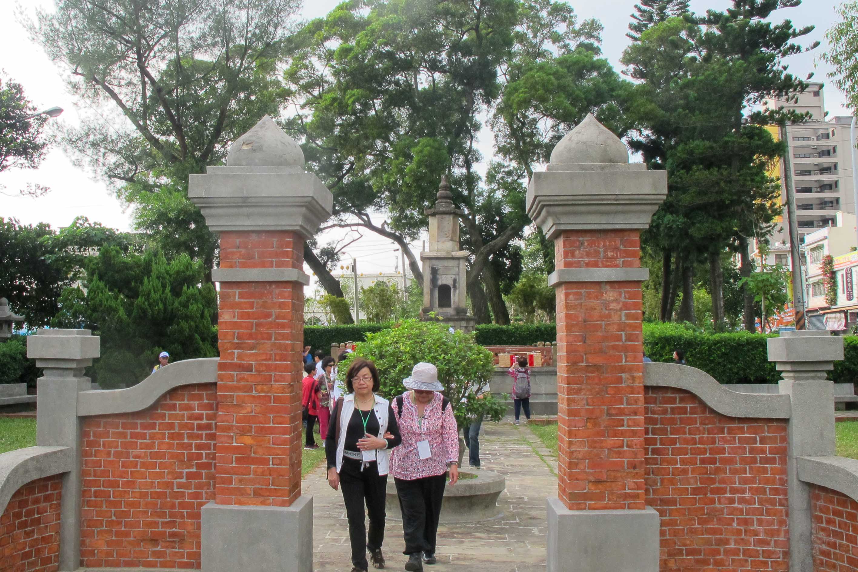 龍潭聖蹟亭採中軸對稱的三進庭園格局，常有遊客朝聖。何來美攝