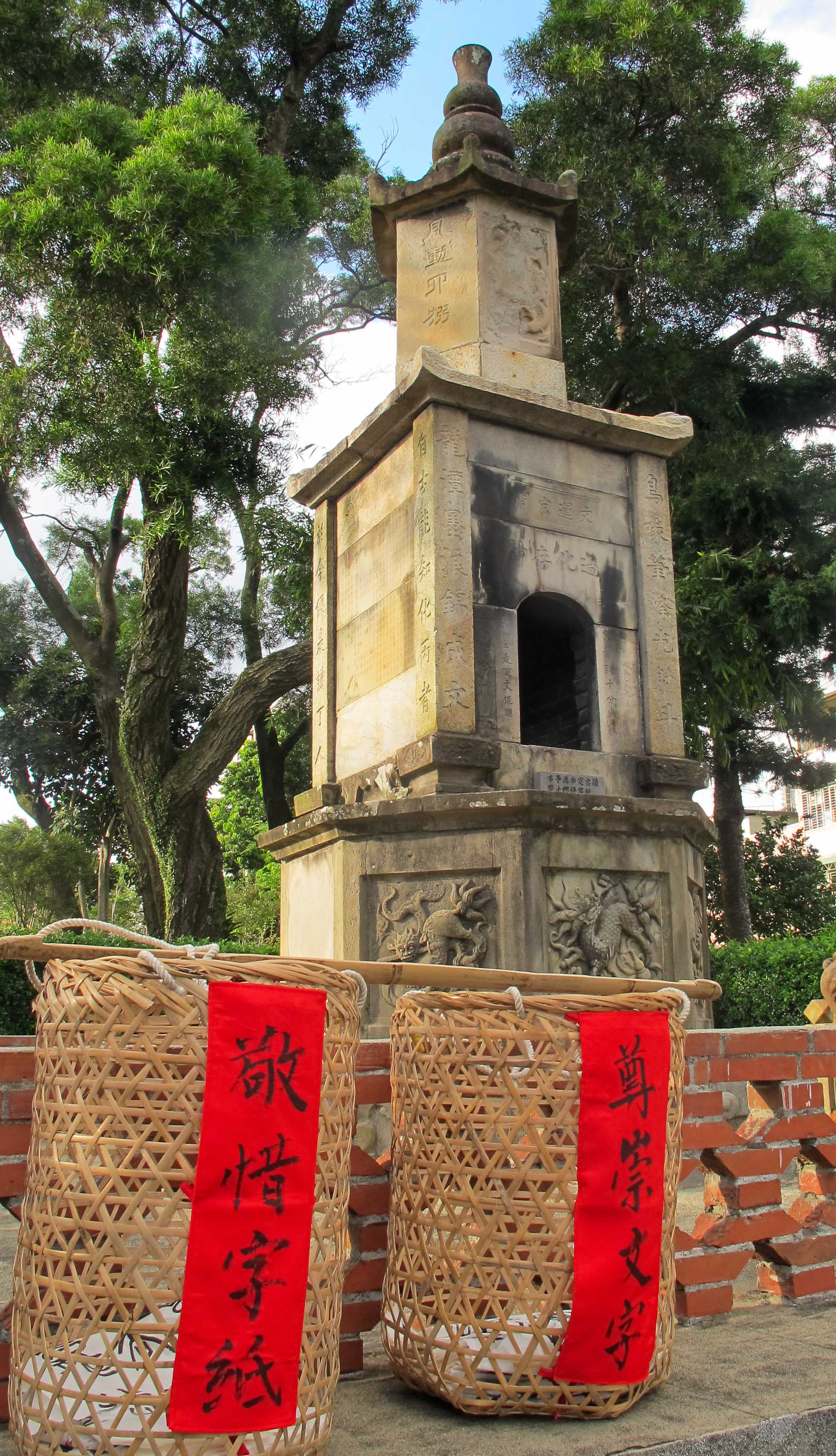 已列入桃園市市定古蹟的龍潭聖蹟亭，雖已封爐，但「尊崇文字」，「敬惜字紙」的精神仍在。何來美攝