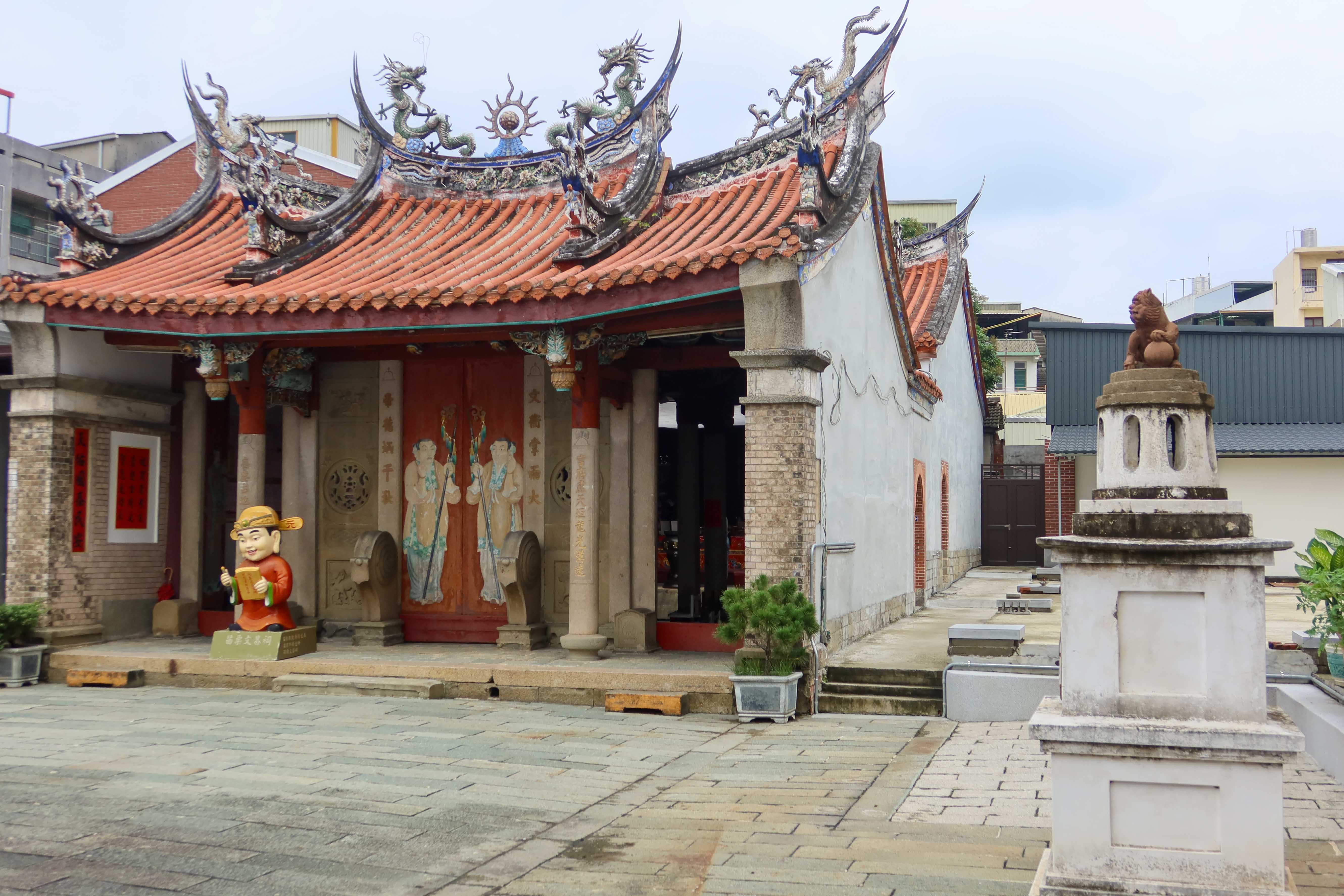 苗栗市文昌祠已列入縣定古蹟，祠前的惜字亭也已封爐。何來美攝