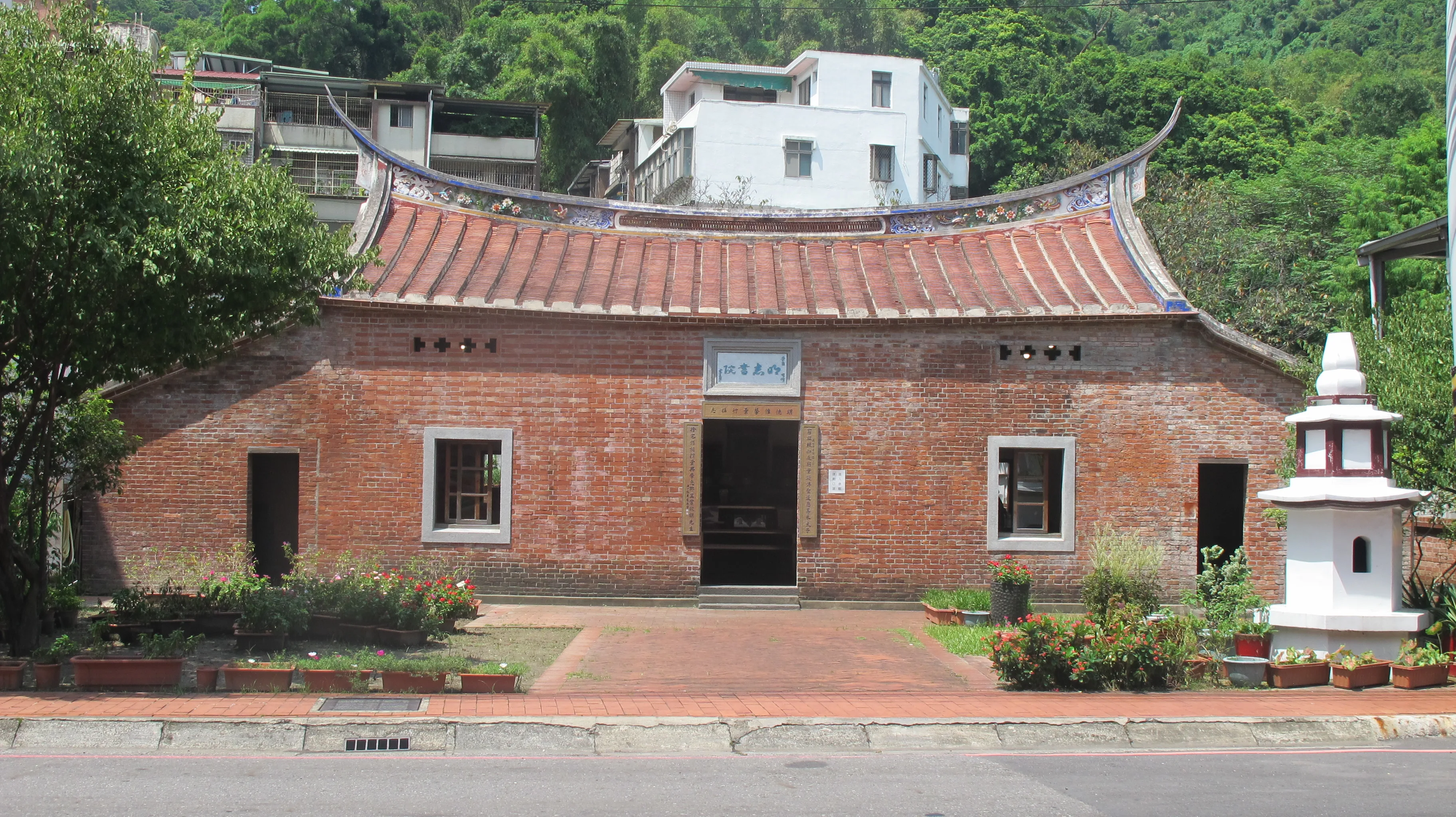 「北臺首學」泰山明志書院前亦有敬文亭，建於1874年。何來美攝