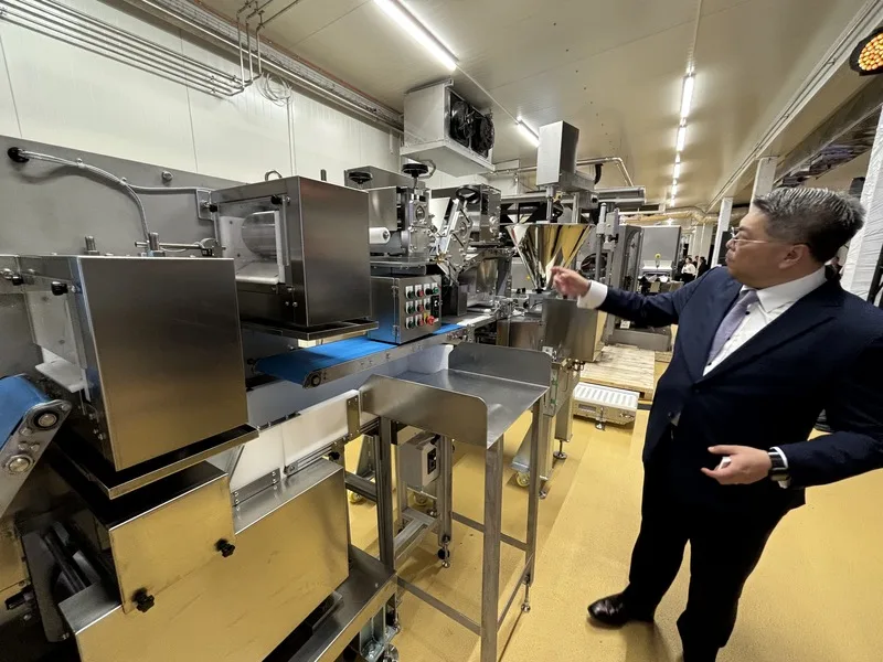 奇美食品總經理宋宗龍介紹生產水餃的自動化設備，日產量可達100萬顆，預計每月可生產2500萬顆水餃。中央社