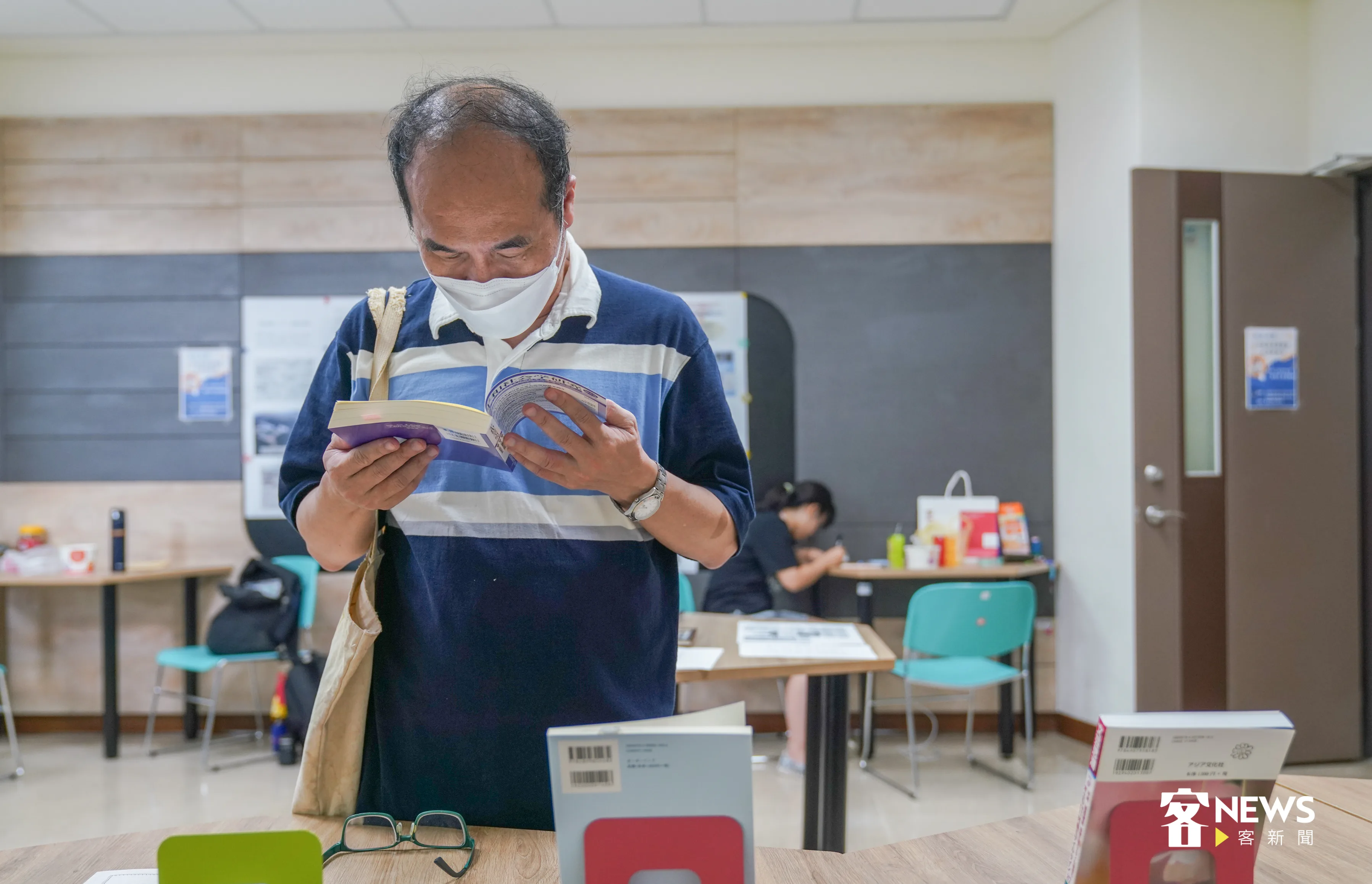 中央大學教授賴守誠指出，經過緒方修教授的介紹，可以觀察到沖繩當地葬墓、養豬的方式可能與客家有關聯。洪俊傑攝
