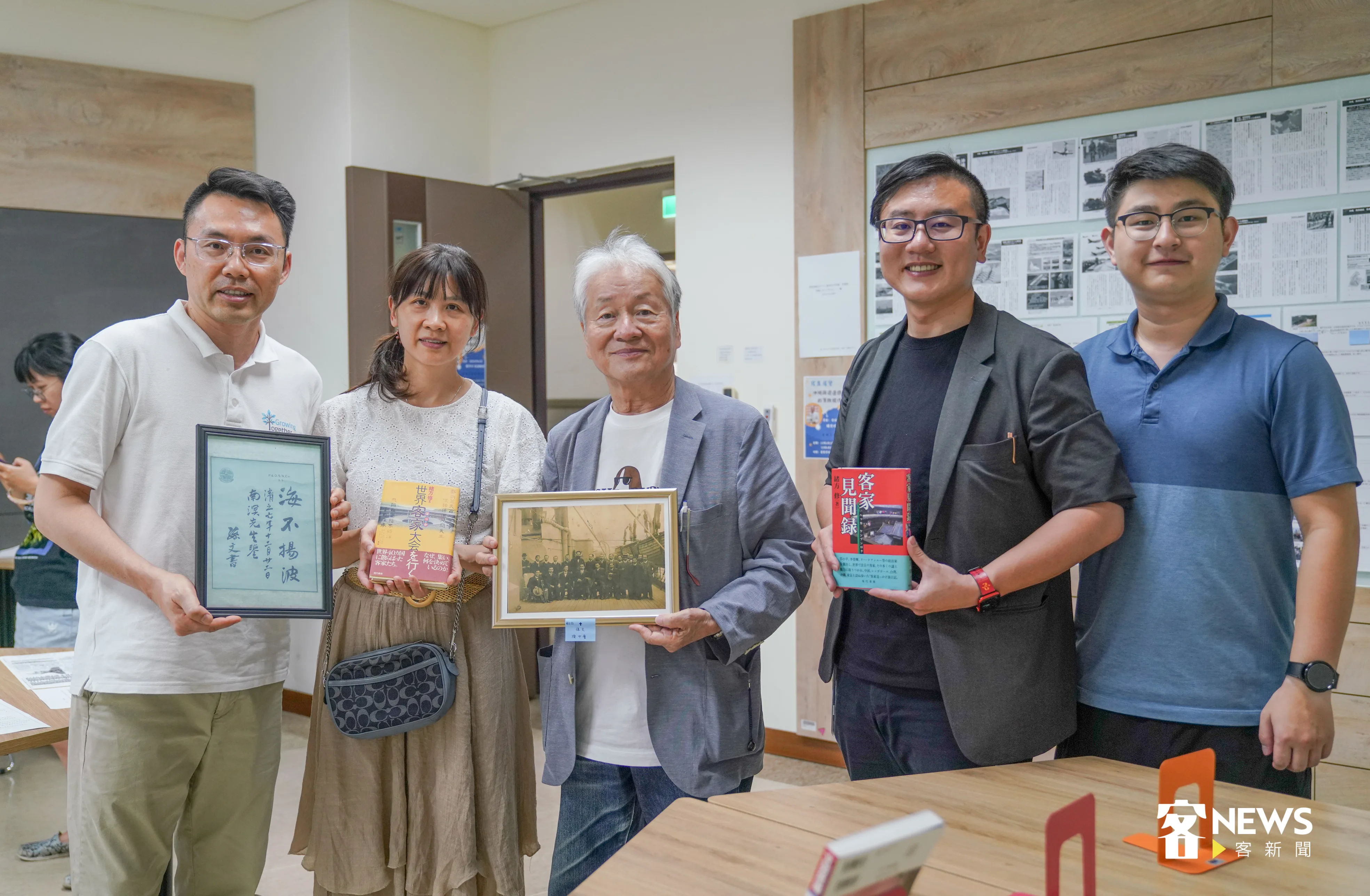 中央大學的教授、學生與緒方修（中）教授交流。洪俊傑攝